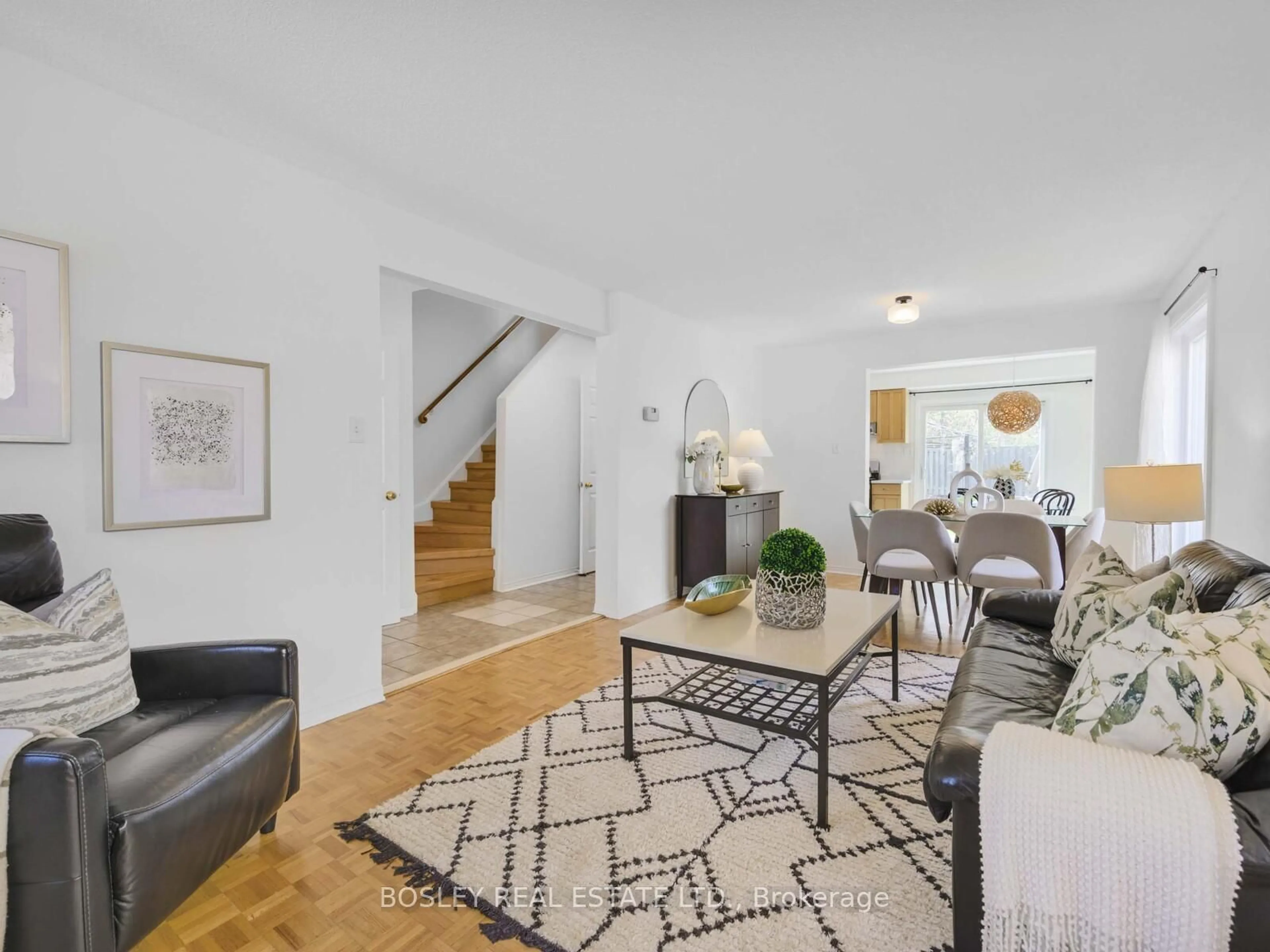 Living room with furniture, unknown for 3090 Keynes Cres, Mississauga Ontario L5N 3A1