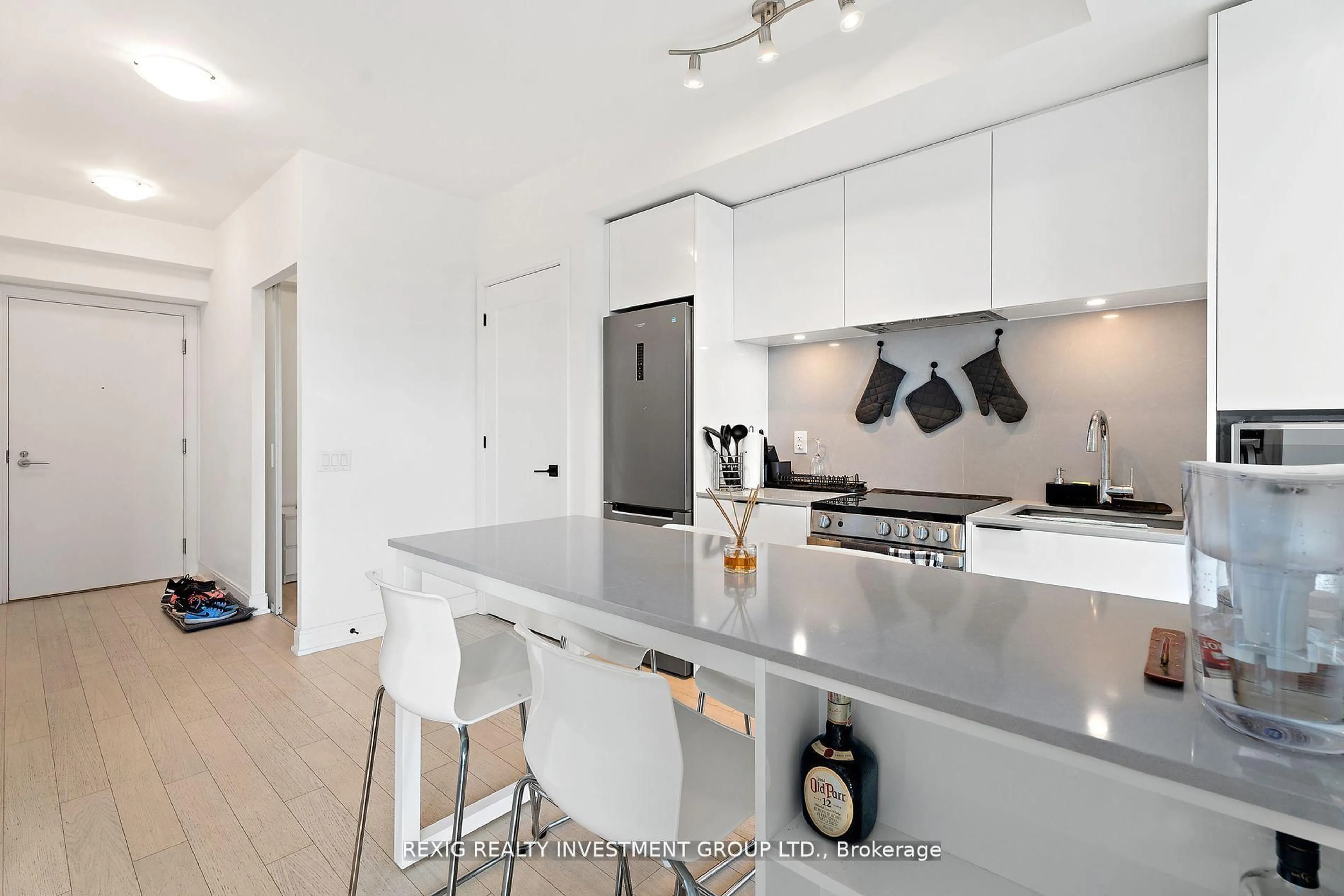 Contemporary kitchen, ceramic/tile floor for 70 Annie Craig Dr #4007, Toronto Ontario M8V 0G2