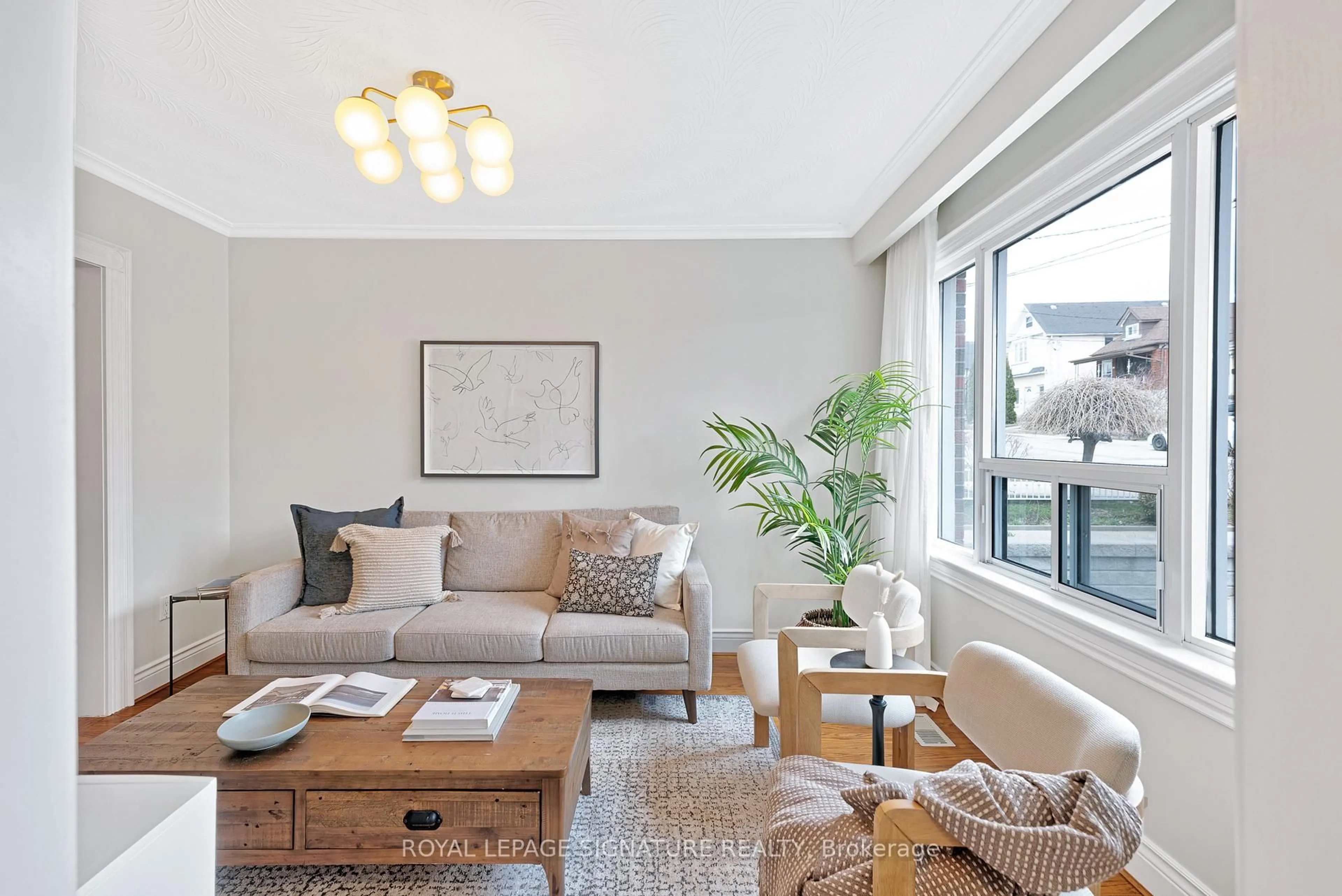 Living room with furniture, unknown for 146 Ennerdale Rd, Toronto Ontario M6E 4C9