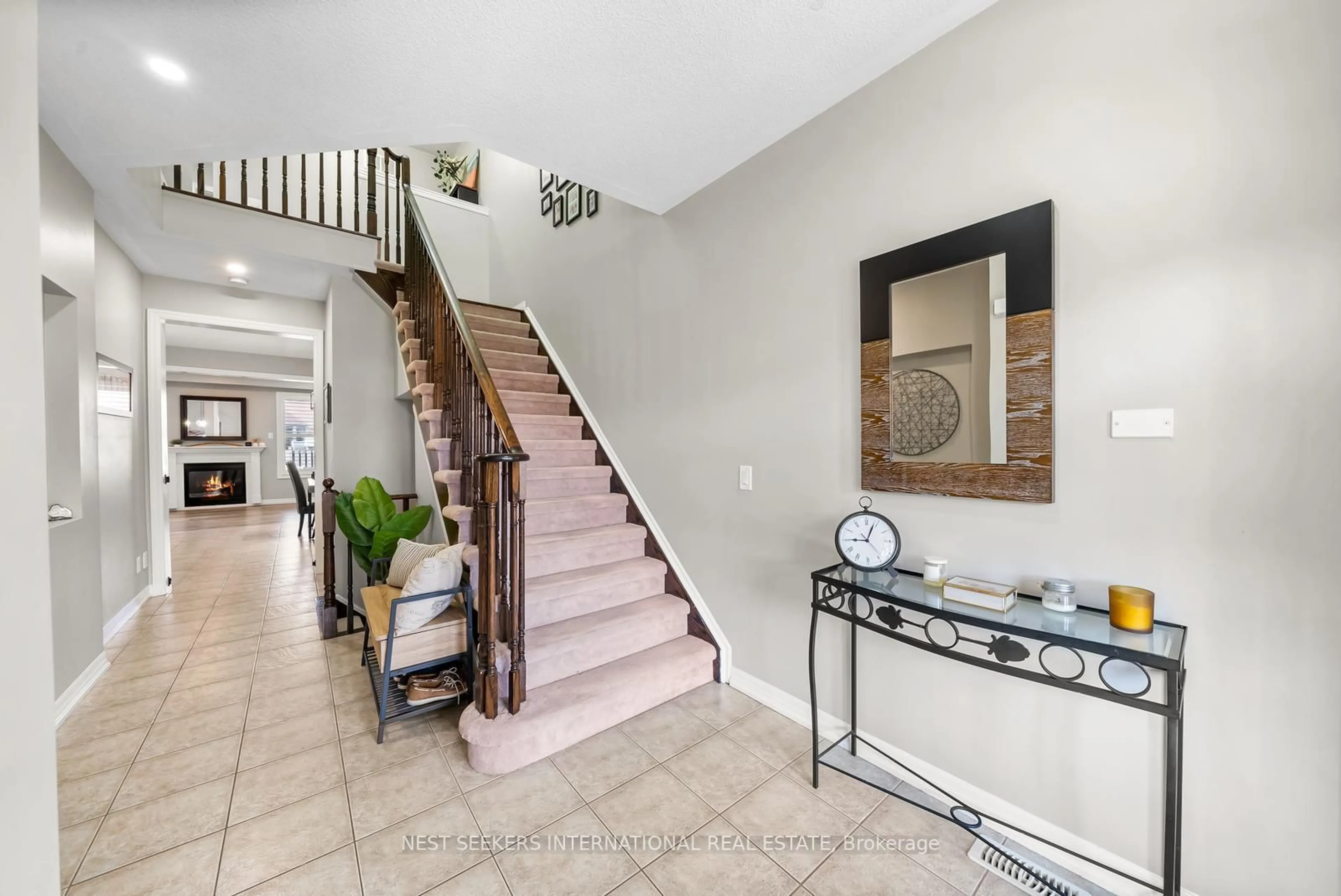Indoor foyer for 48 Whitmer St, Milton Ontario L9T 0R5