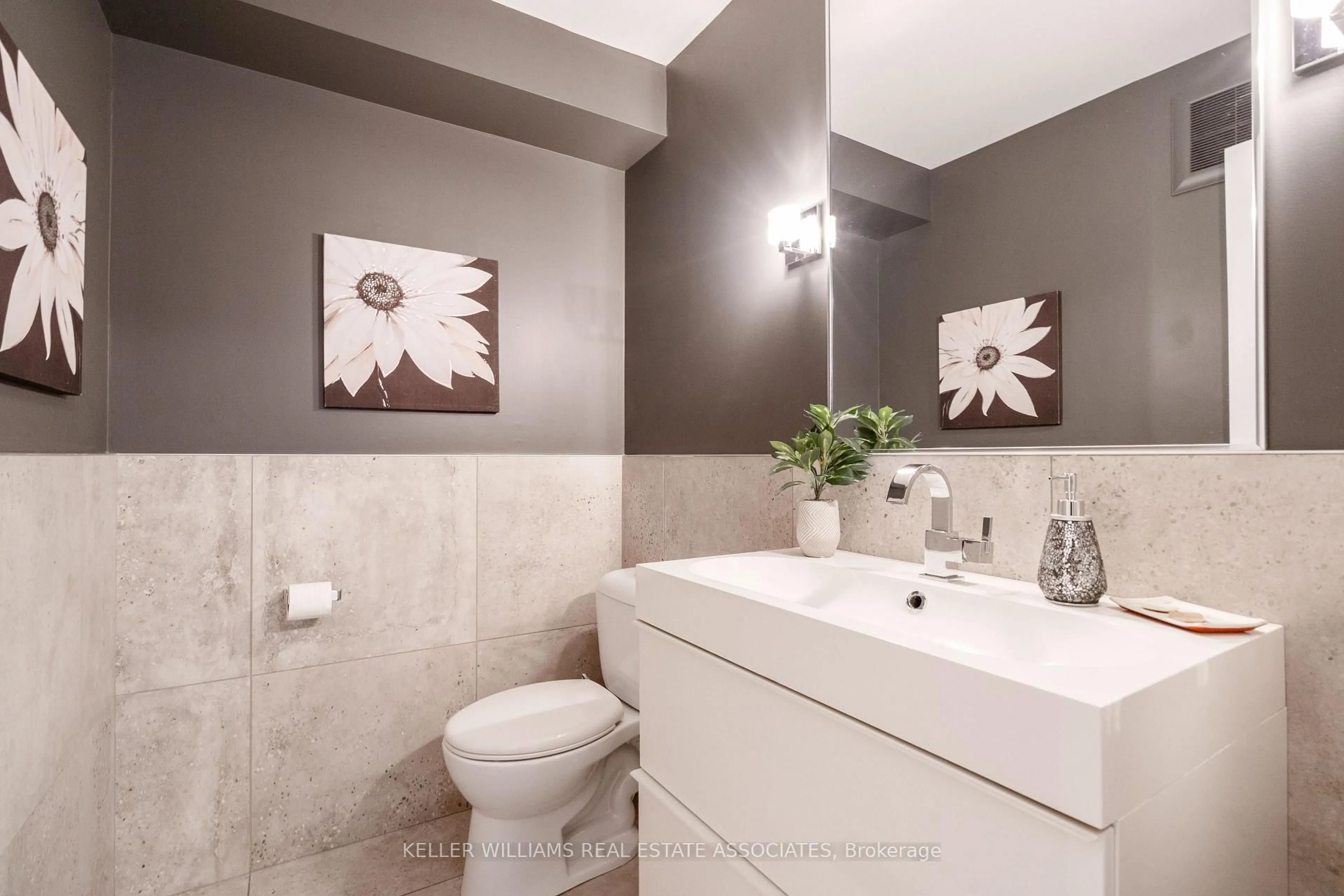 Contemporary bathroom, ceramic/tile floor for 3265 South Millway N/A #19, Mississauga Ontario L5L 2R3
