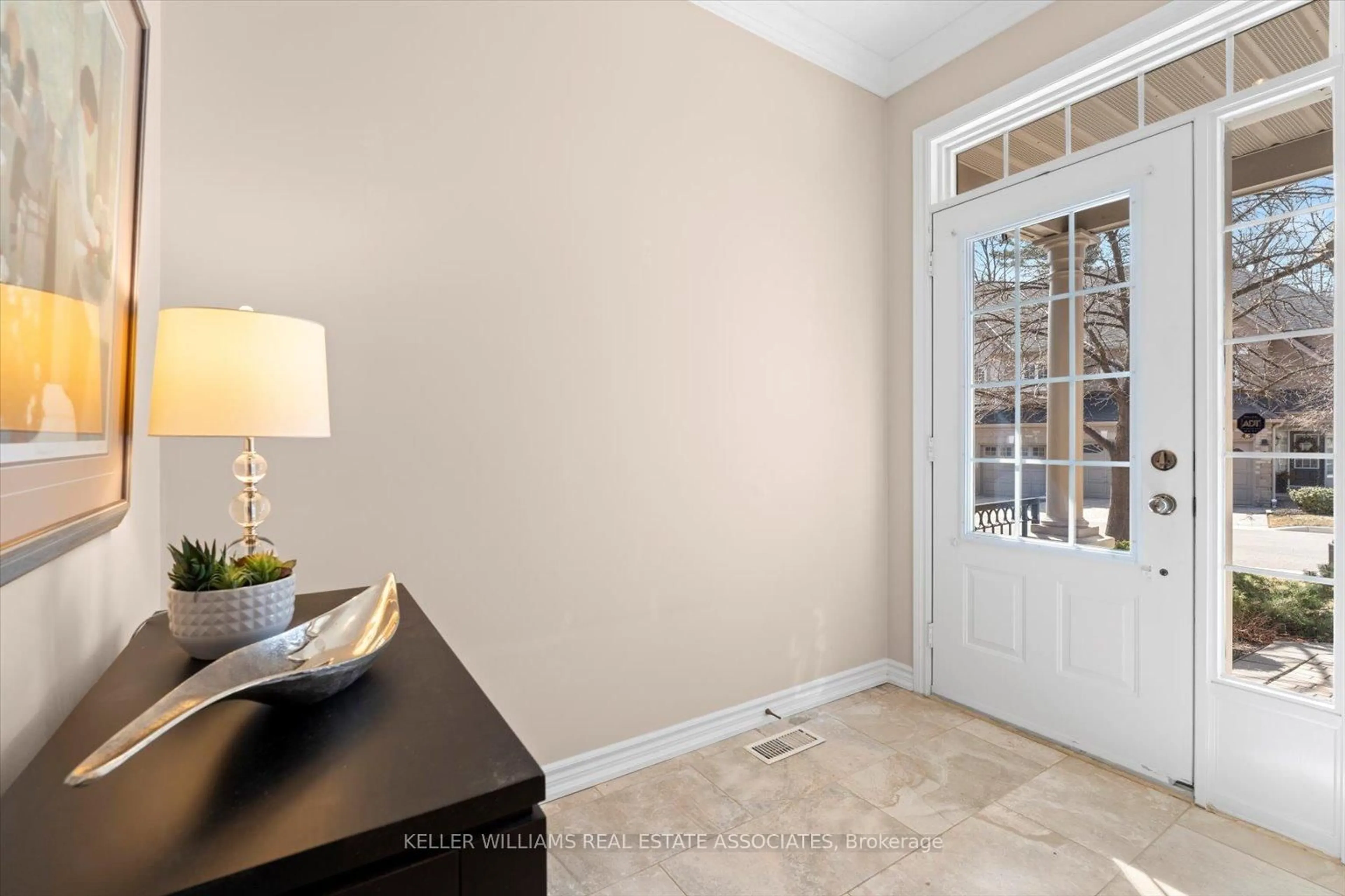 Indoor entryway for 2000 The Collegeway N/A #13, Mississauga Ontario L5L 5Y9