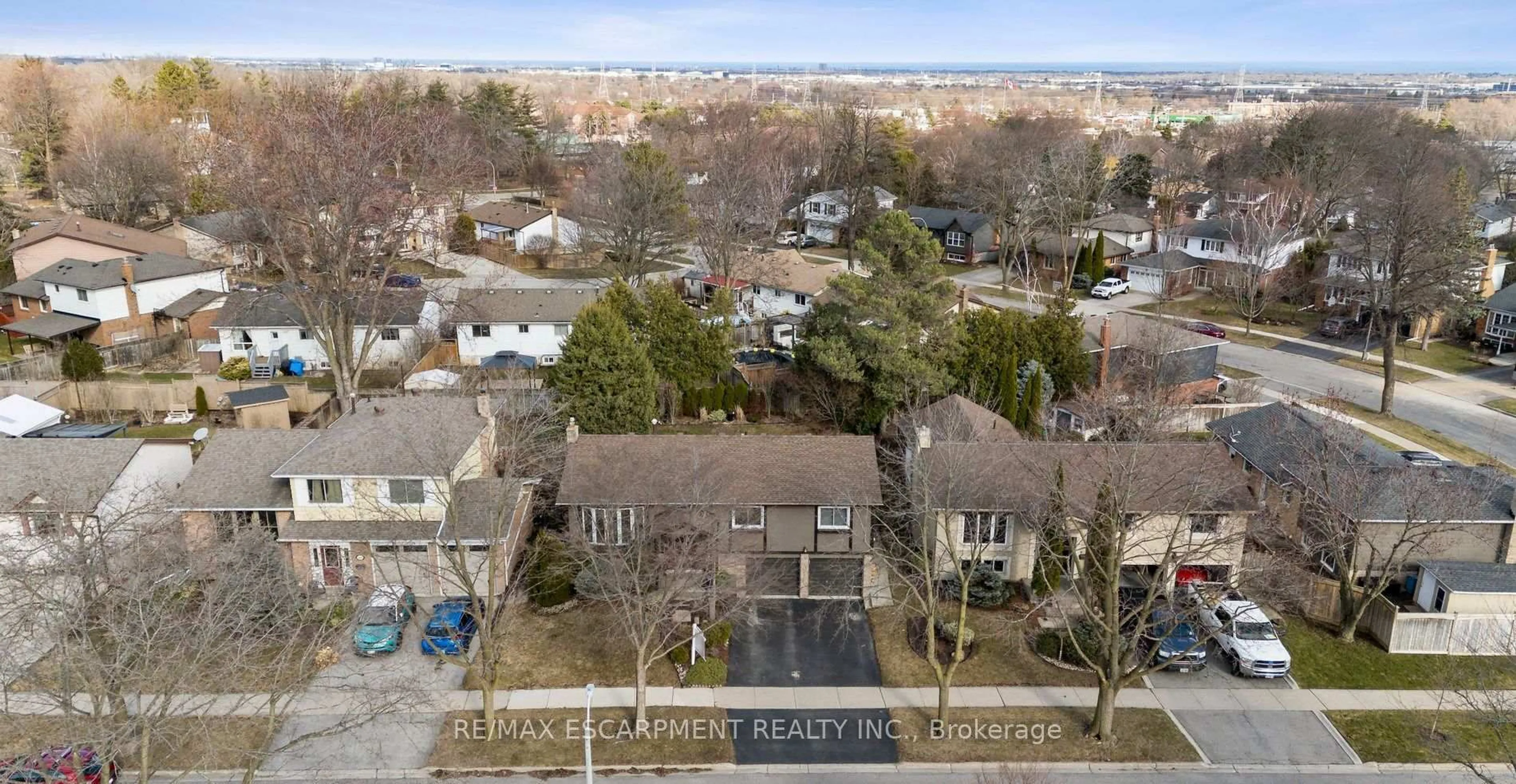A pic from outside/outdoor area/front of a property/back of a property/a pic from drone, city buildings view from balcony for 2187 Sandringham Dr, Burlington Ontario L7P 3E7