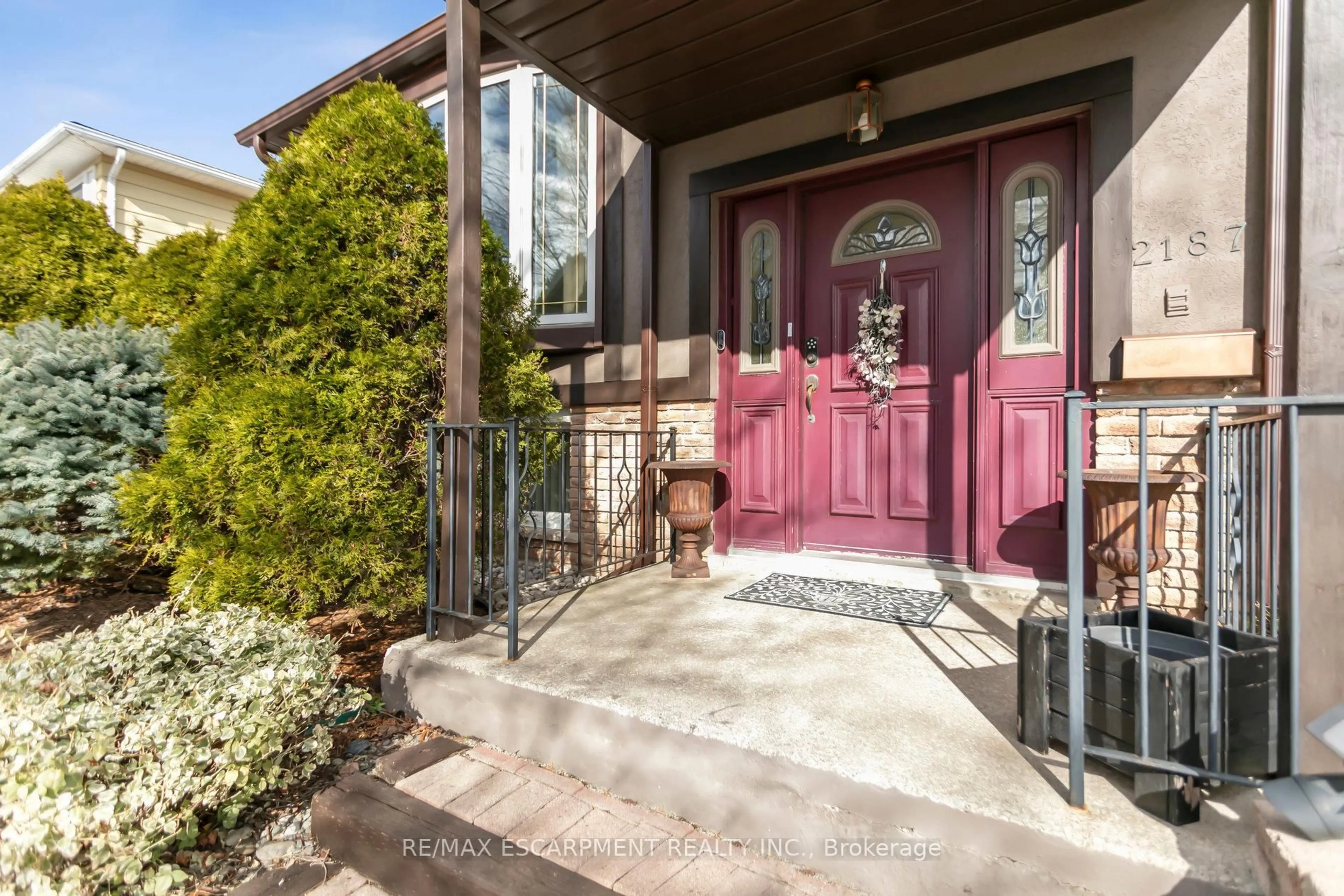 Indoor entryway for 2187 Sandringham Dr, Burlington Ontario L7P 3E7
