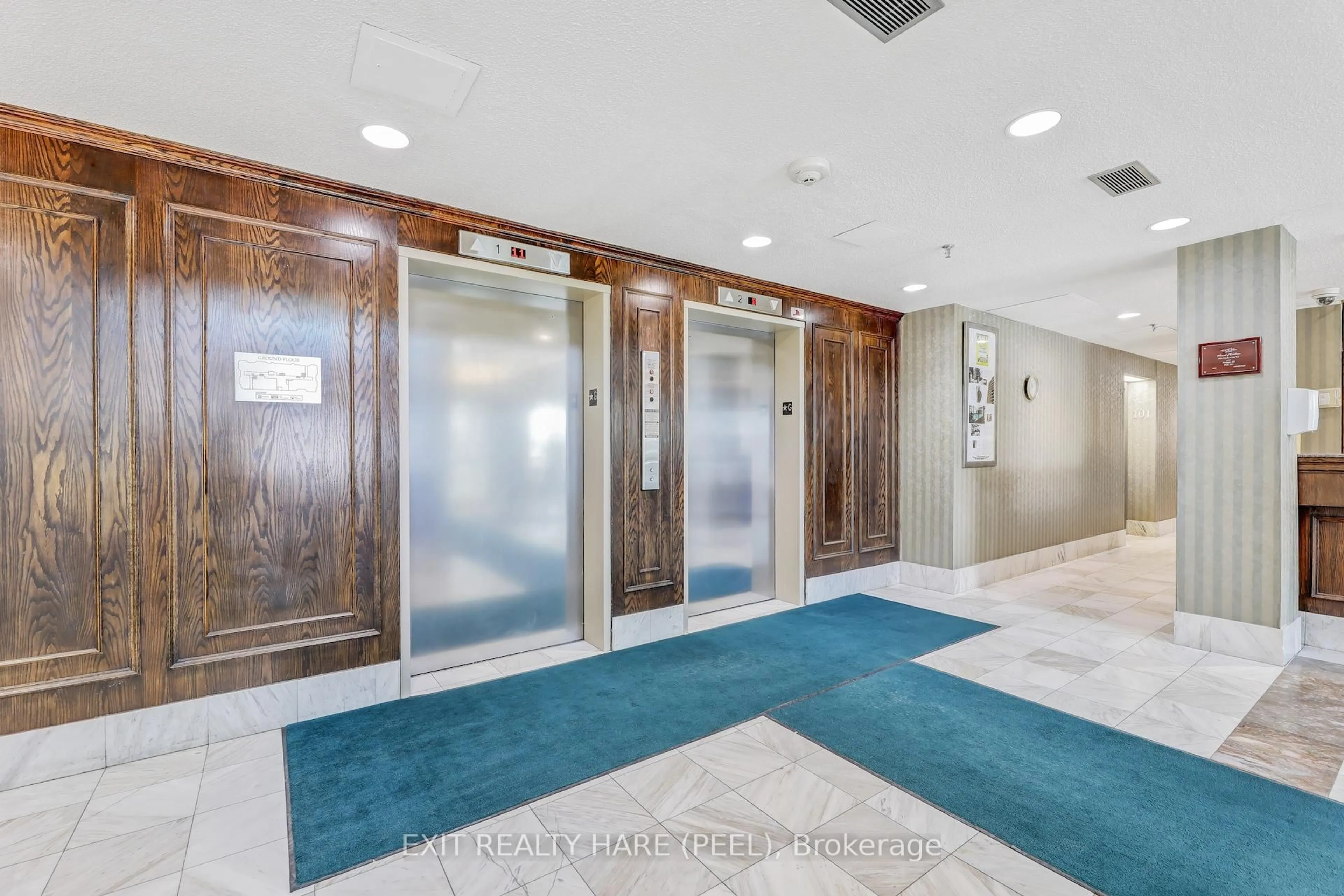 Indoor foyer for 330 Mill St #304, Brampton Ontario L6Y 3V3