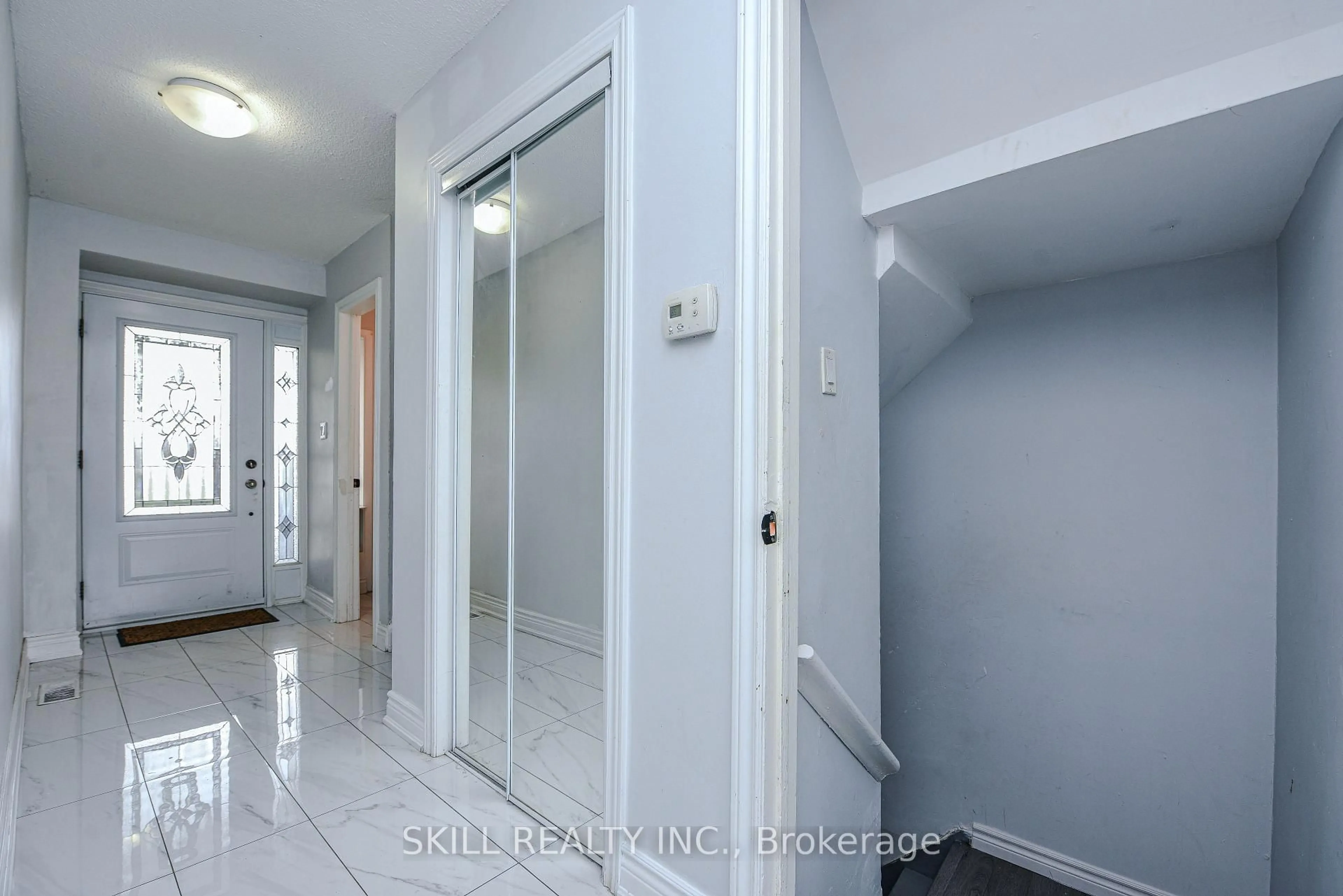 Indoor entryway for 7500 Goreway Dr #86, Mississauga Ontario L4T 3C7