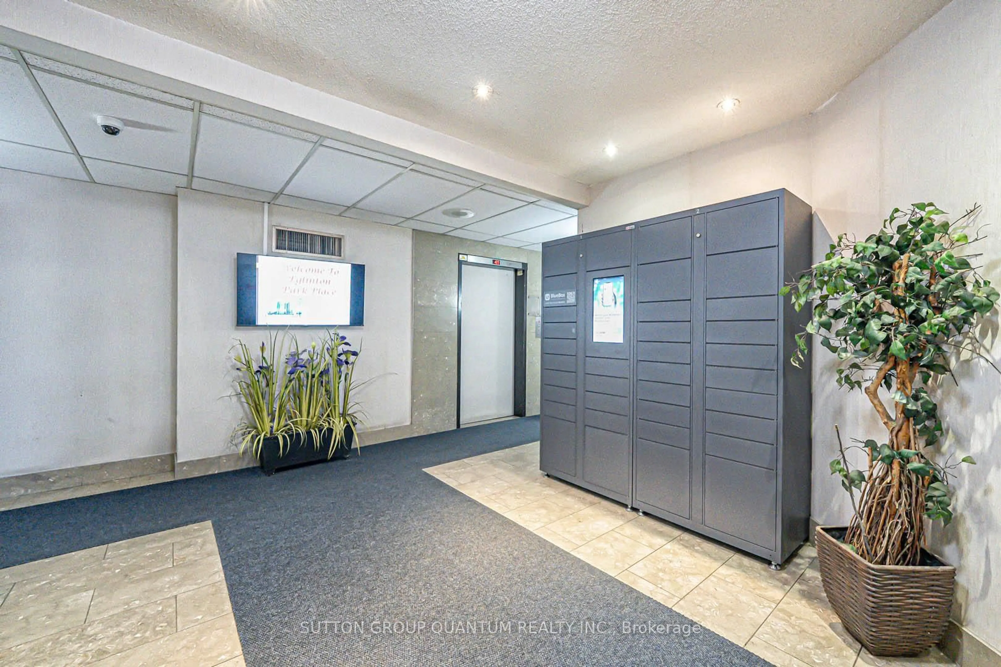 Indoor foyer for 3559 Eglinton Ave #1607, Toronto Ontario M6M 5C6