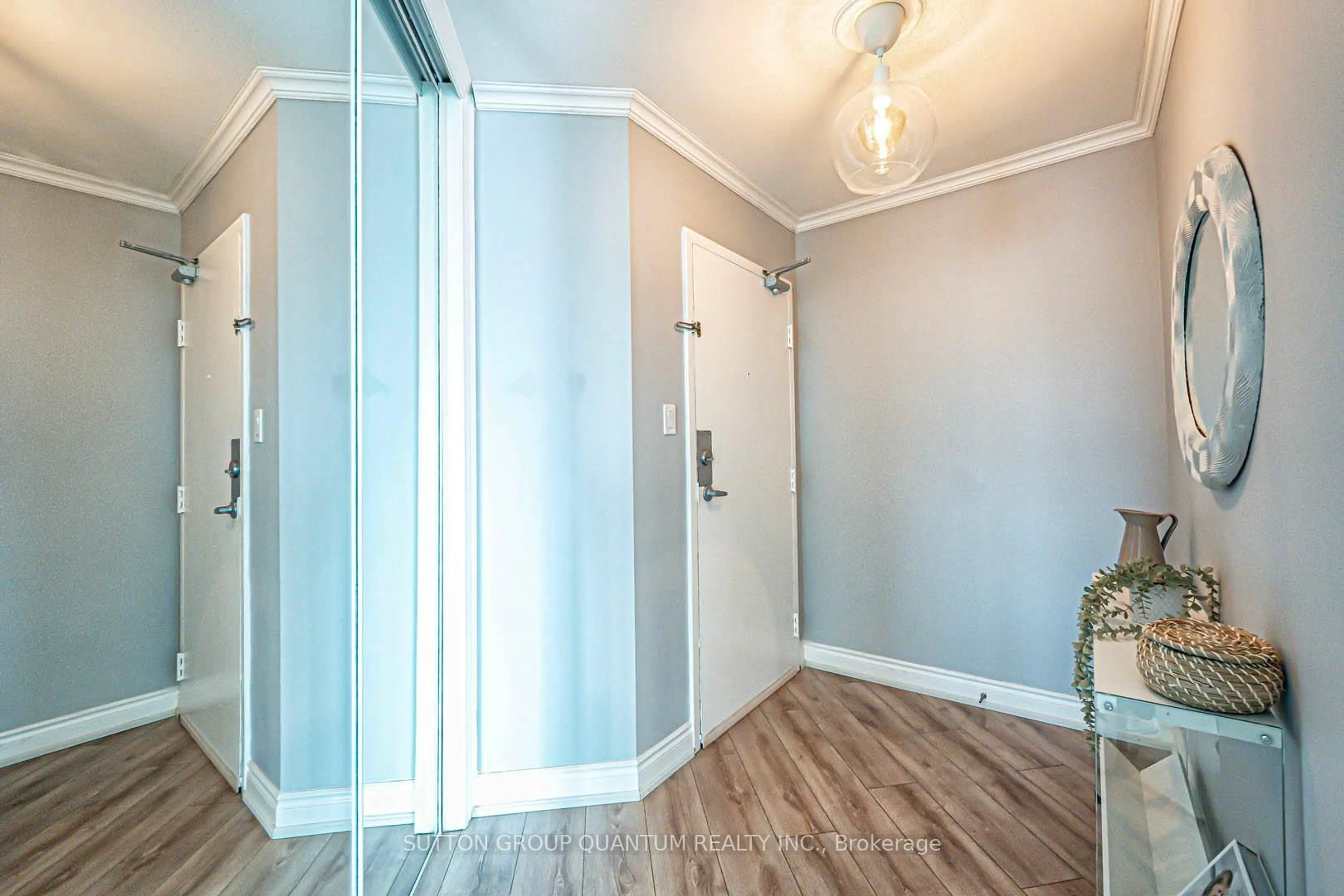 Indoor entryway for 3559 Eglinton Ave #1607, Toronto Ontario M6M 5C6