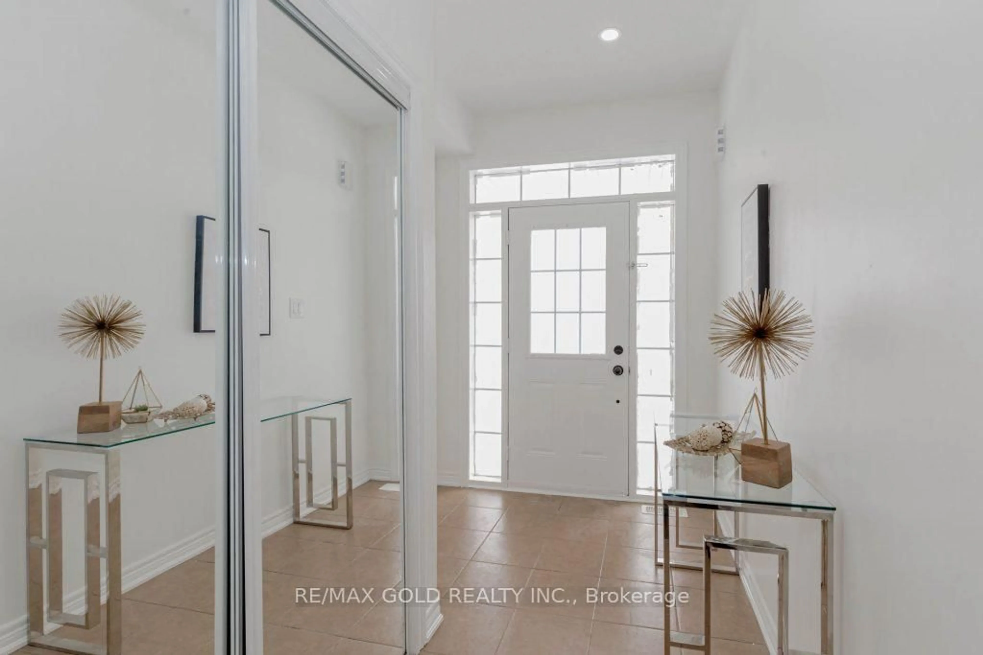 Indoor entryway for 66 Crumlin Cres, Brampton Ontario L6S 0E9