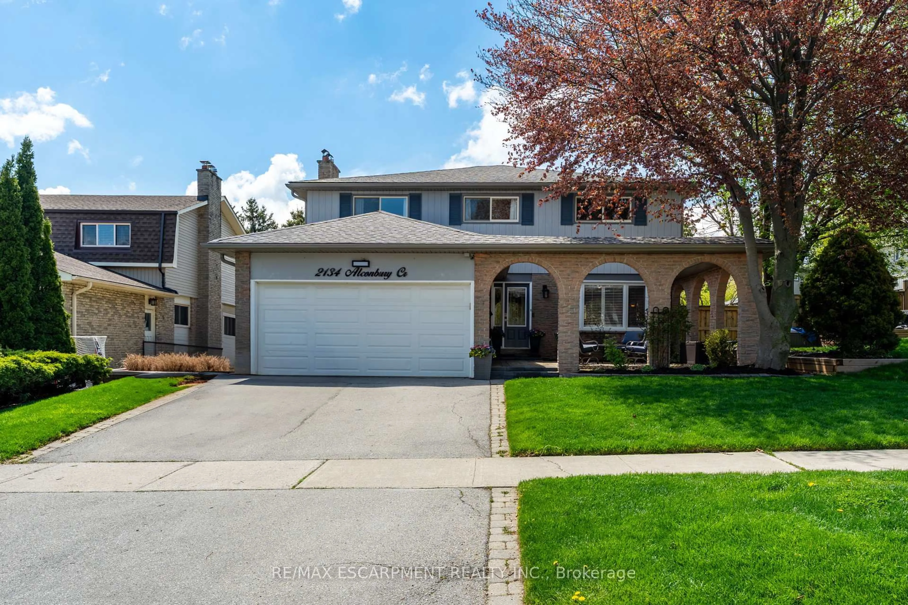 Home with vinyl exterior material, street for 2134 Alconbury Cres, Burlington Ontario L7P 3C4