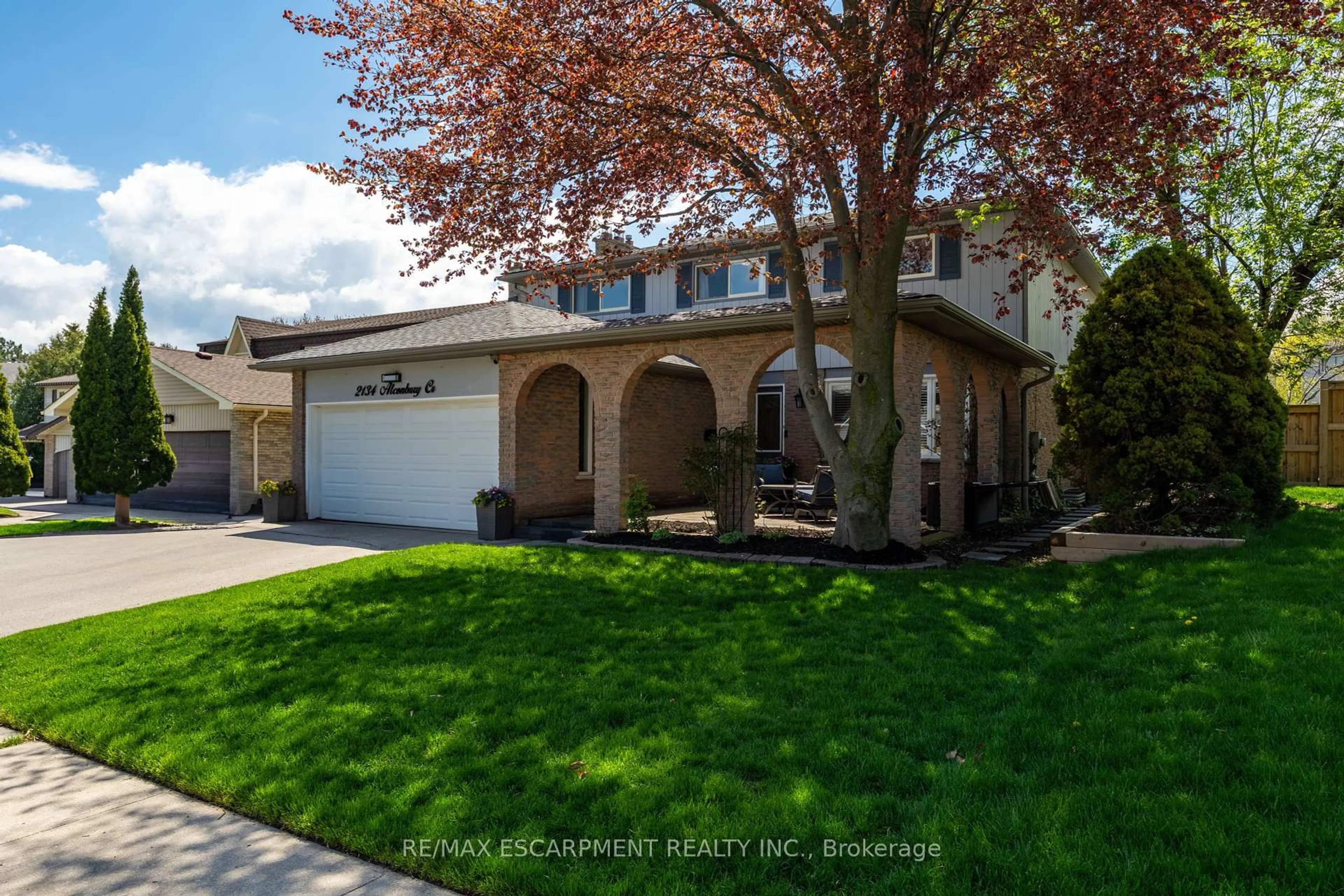 Home with vinyl exterior material, street for 2134 Alconbury Cres, Burlington Ontario L7P 3C4