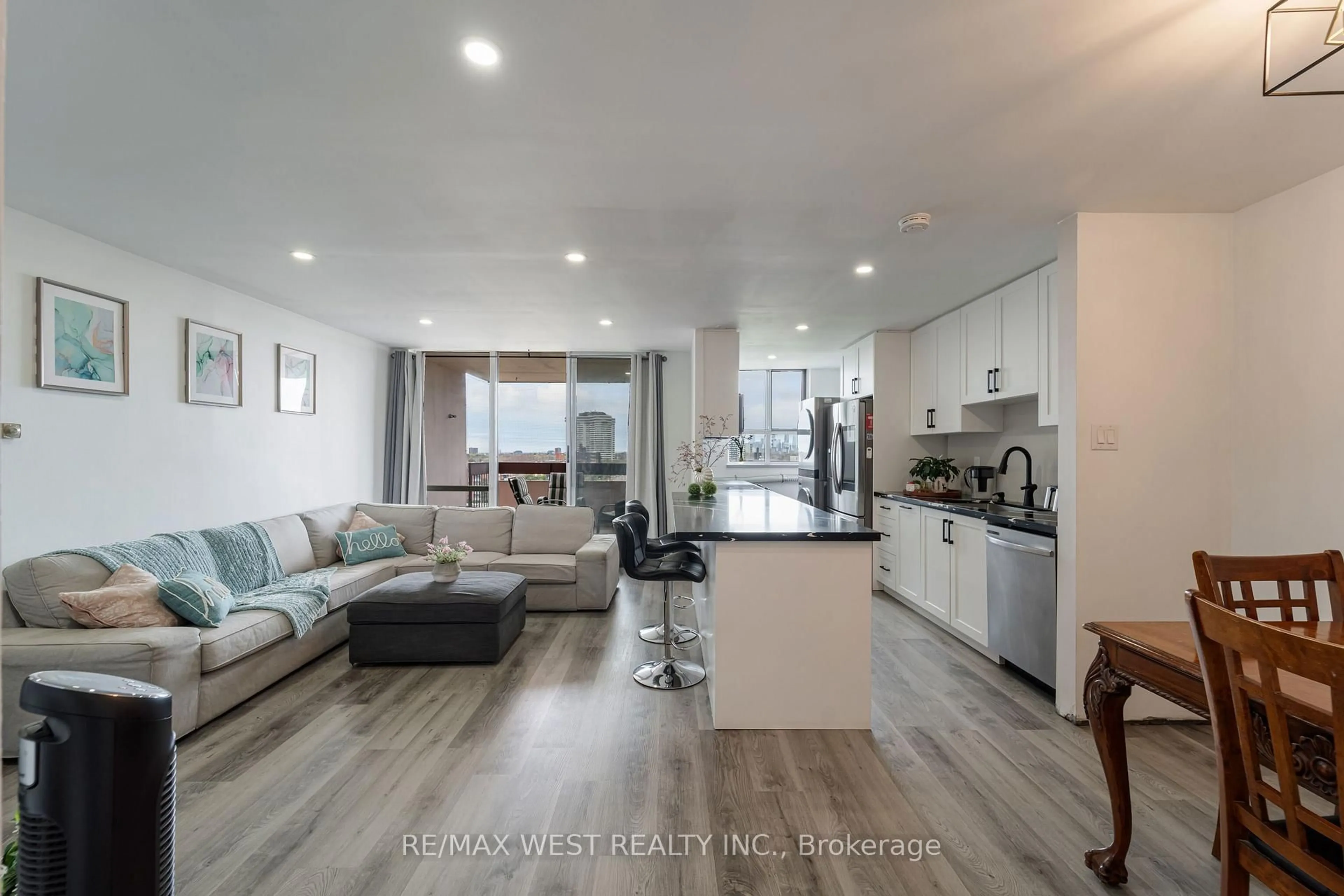 Open concept kitchen, unknown for 1615 Bloor St #1001, Mississauga Ontario L4X 1S2