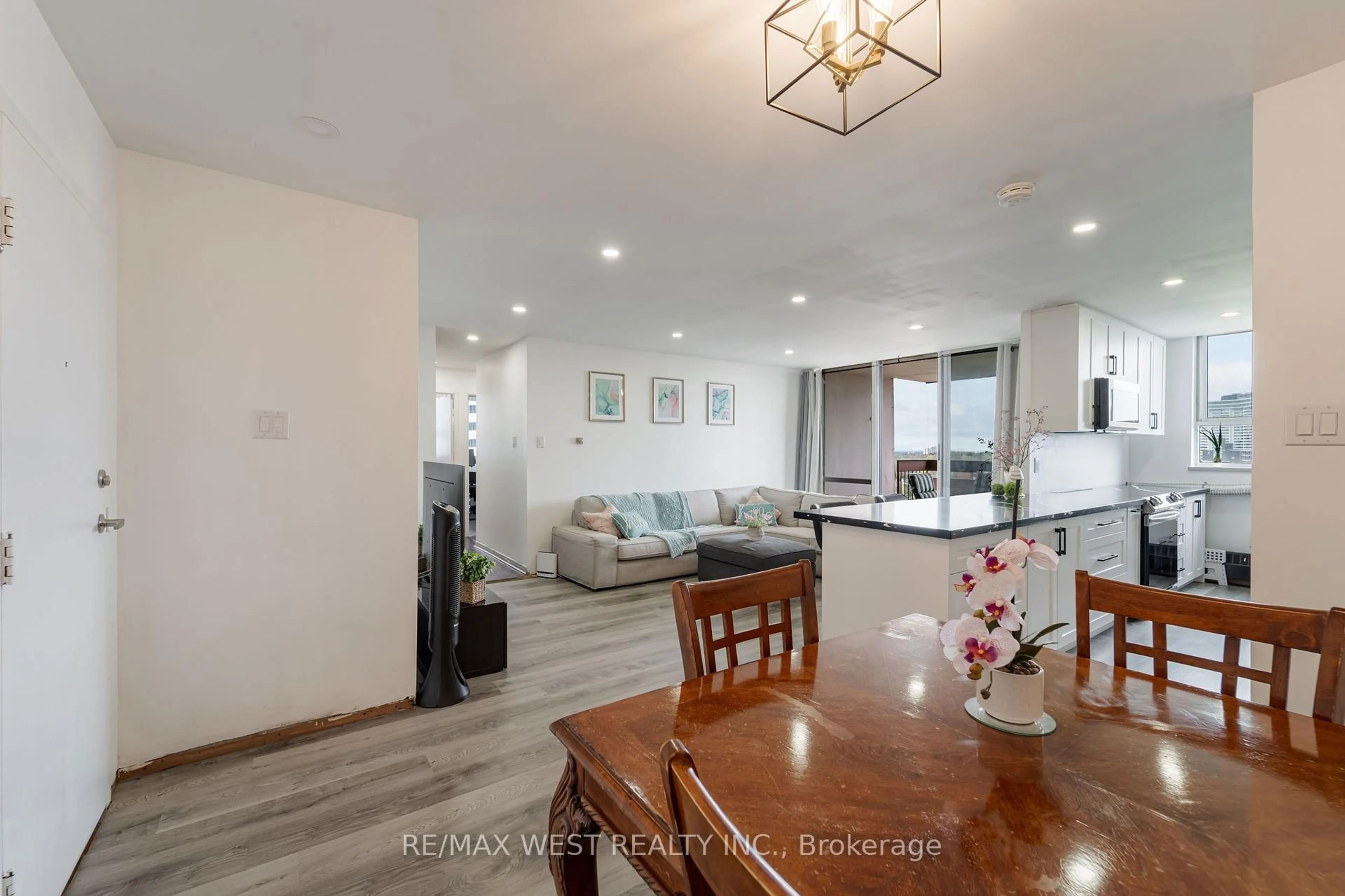 Living room with furniture, wood/laminate floor for 1615 Bloor St #1001, Mississauga Ontario L4X 1S2