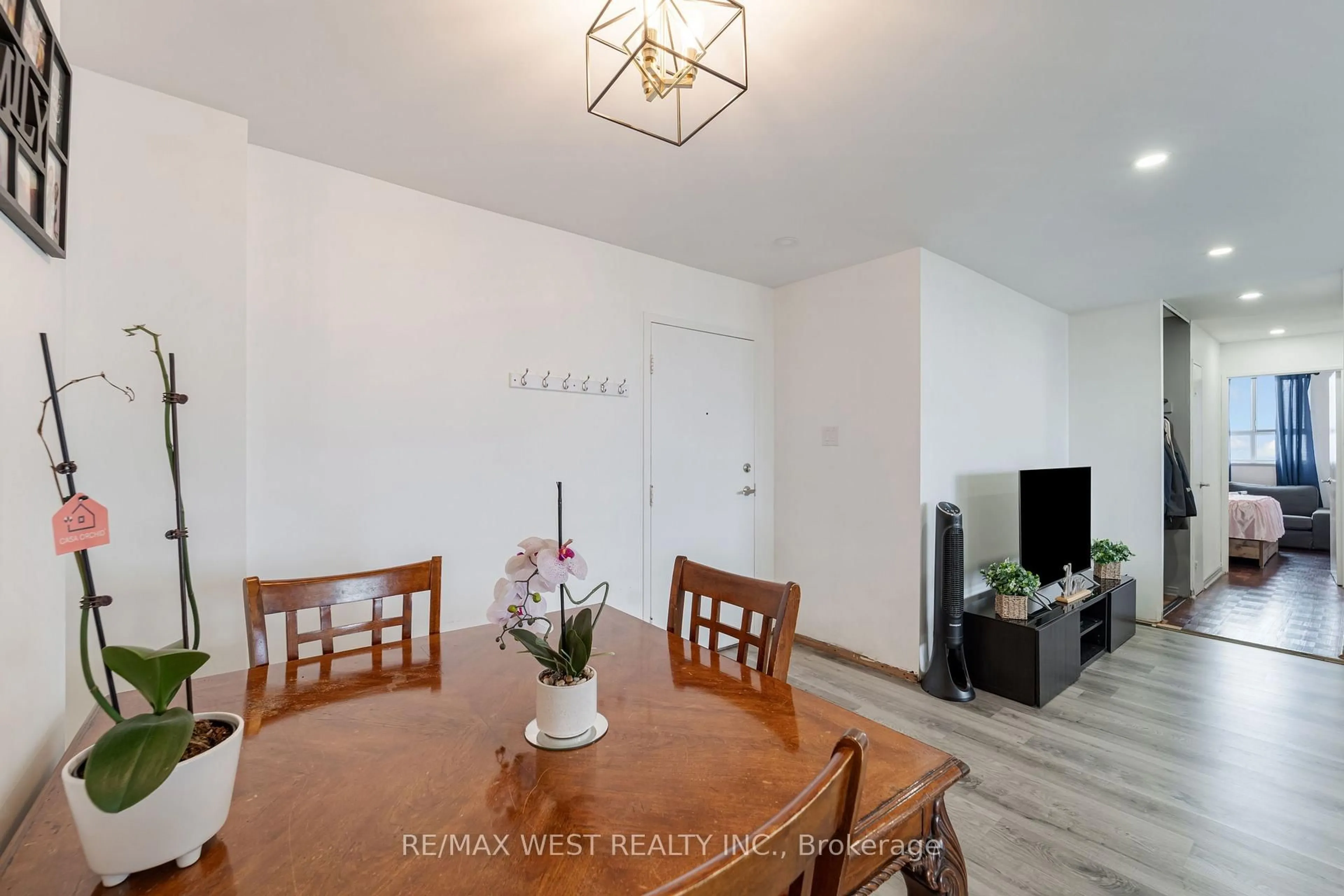 Dining room, wood/laminate floor for 1615 Bloor St #1001, Mississauga Ontario L4X 1S2
