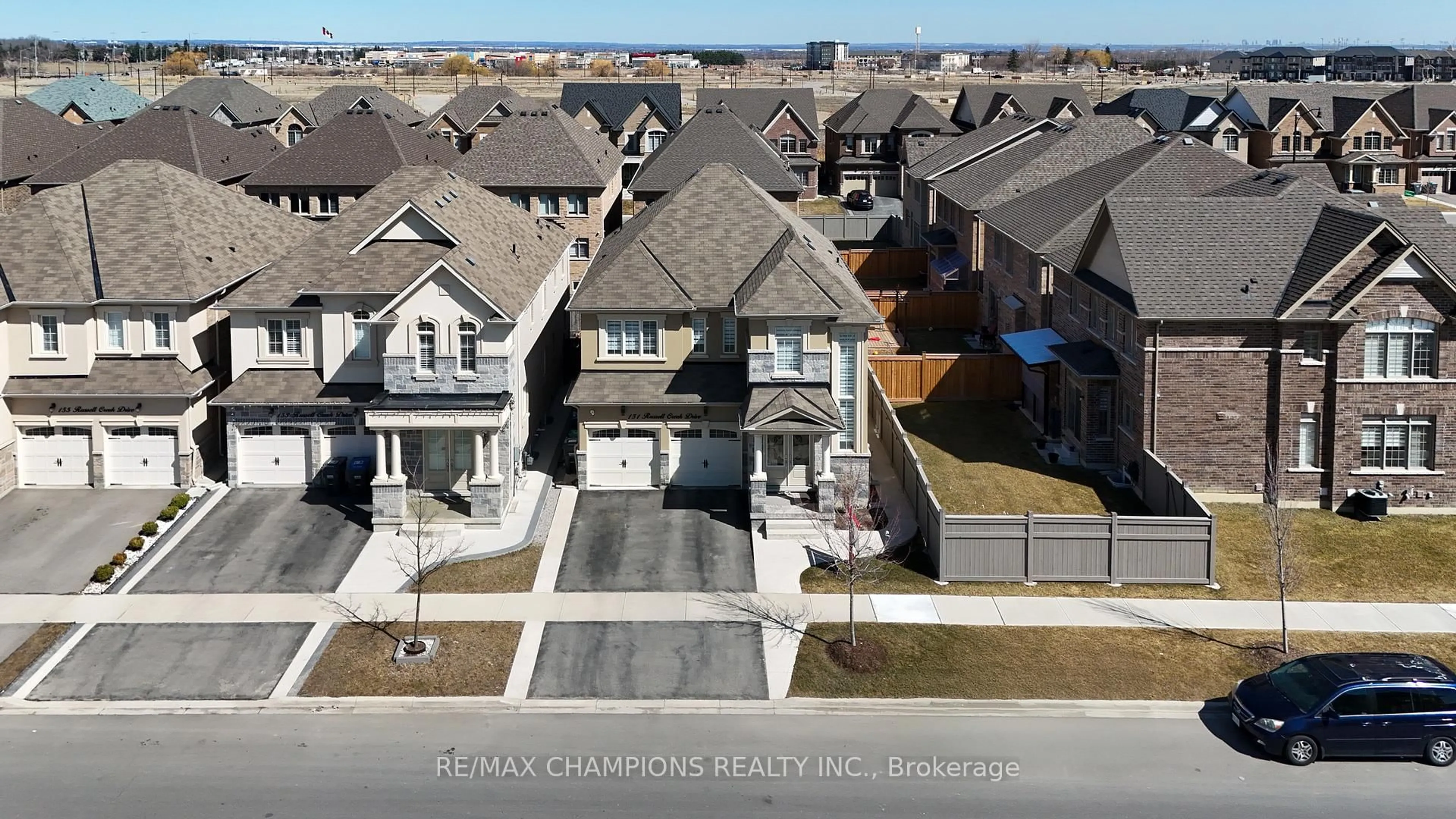 A pic from outside/outdoor area/front of a property/back of a property/a pic from drone, street for 151 RUSSELL CREEK Dr, Brampton Ontario L6R 4B4