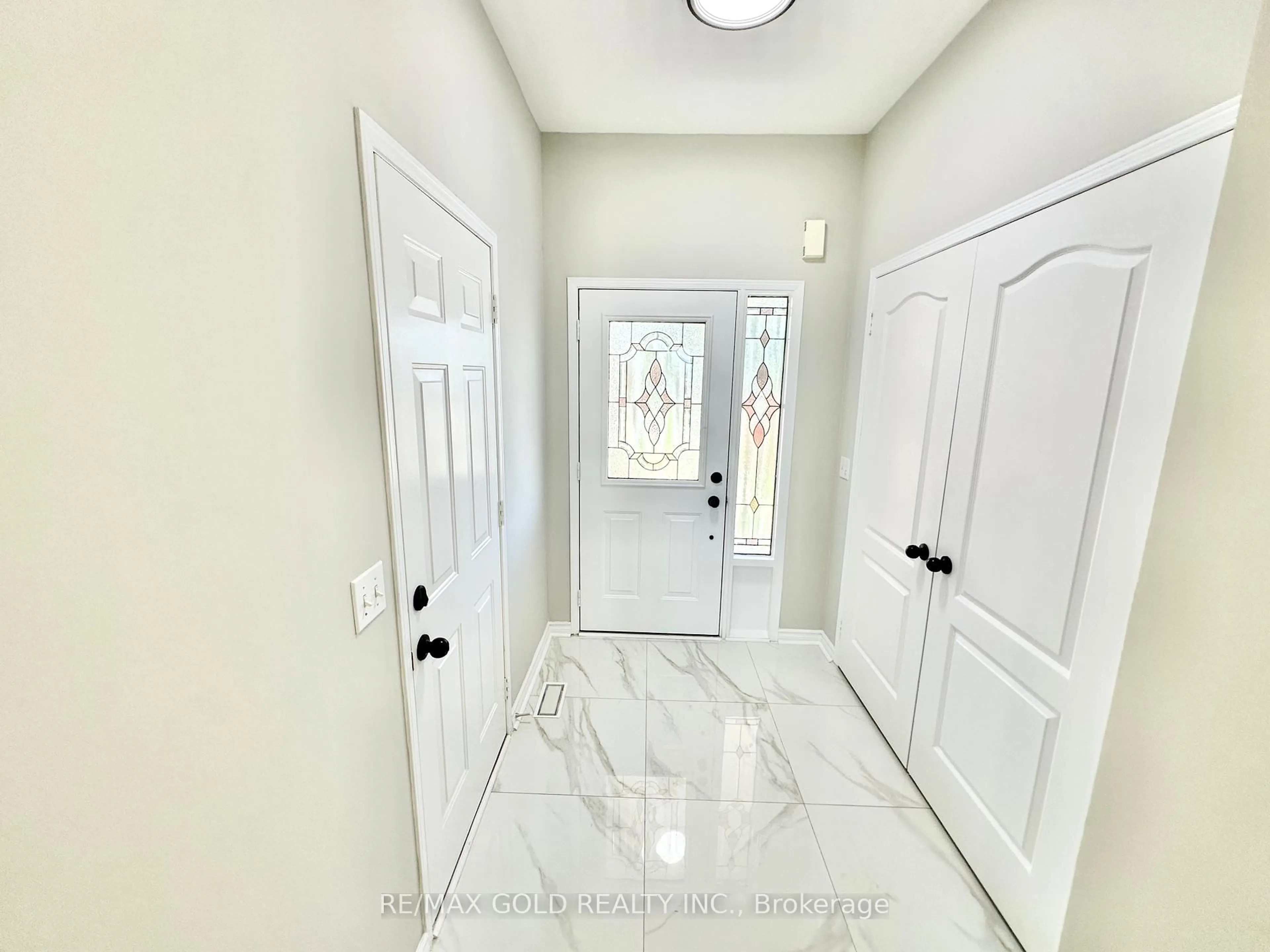 Indoor entryway for 3416 Angel Pass Dr, Mississauga Ontario L5M 7N4
