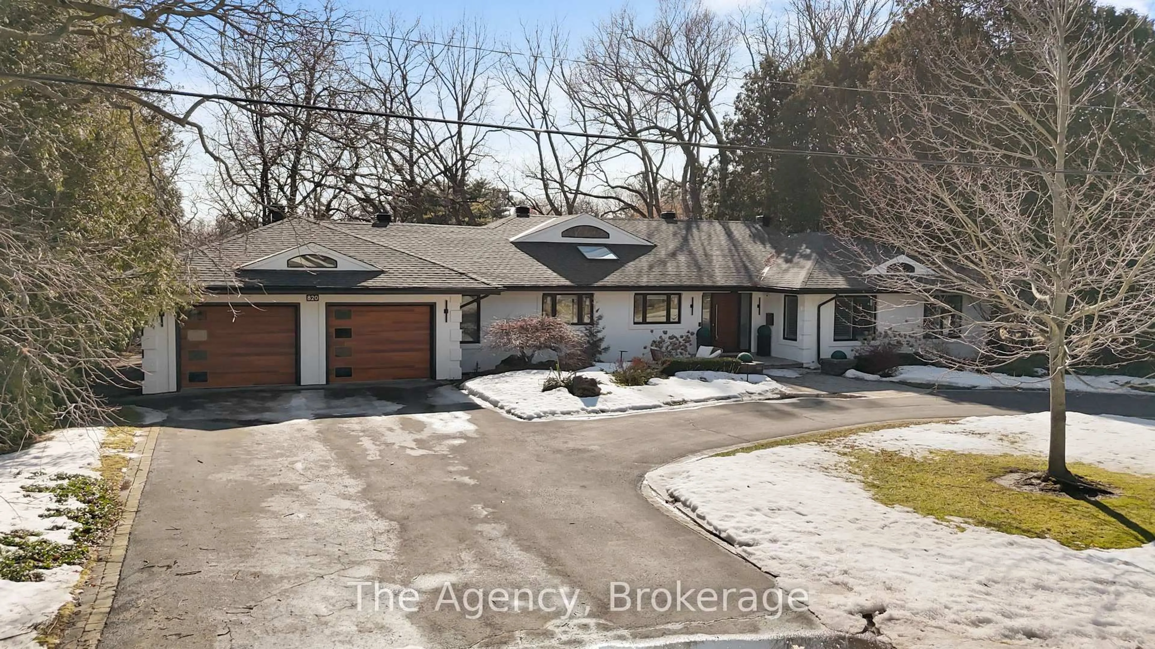 A pic from outside/outdoor area/front of a property/back of a property/a pic from drone, street for 820 Glenwood Ave, Burlington Ontario L7T 2J9