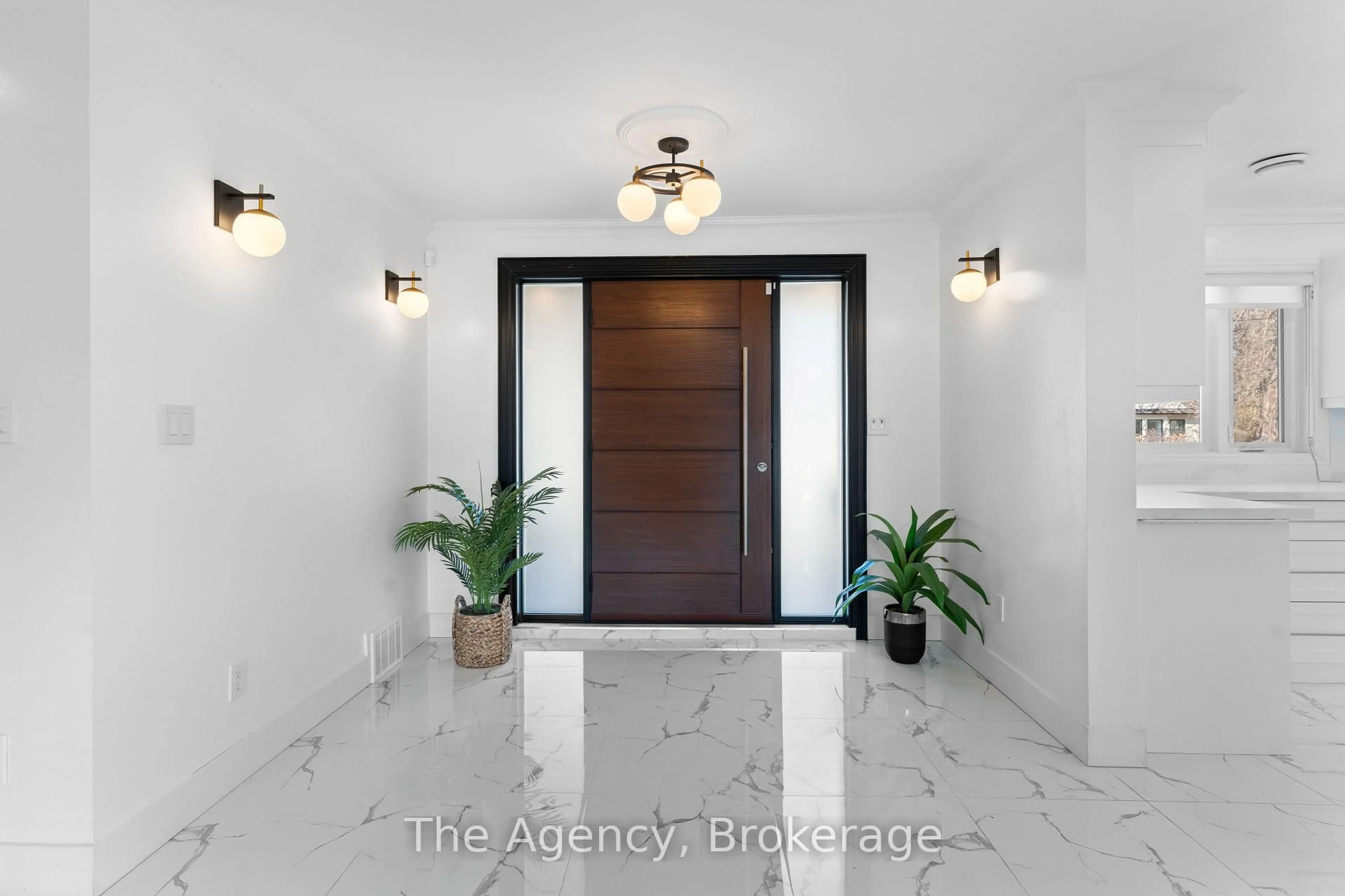 Indoor entryway for 820 Glenwood Ave, Burlington Ontario L7T 2J9