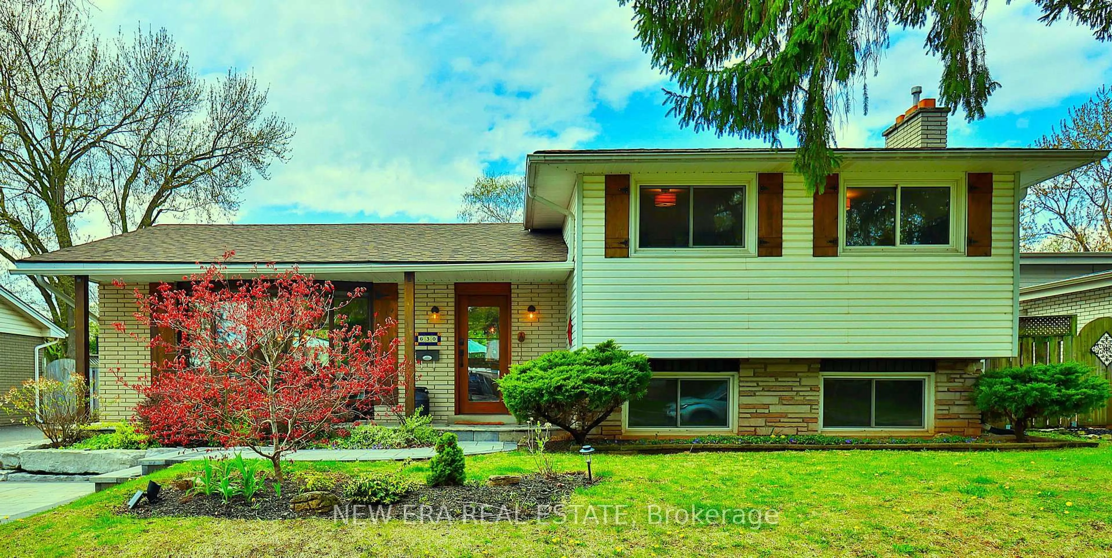 Home with vinyl exterior material, street for 630 Blue Forest Hill, Burlington Ontario L7L 4H3