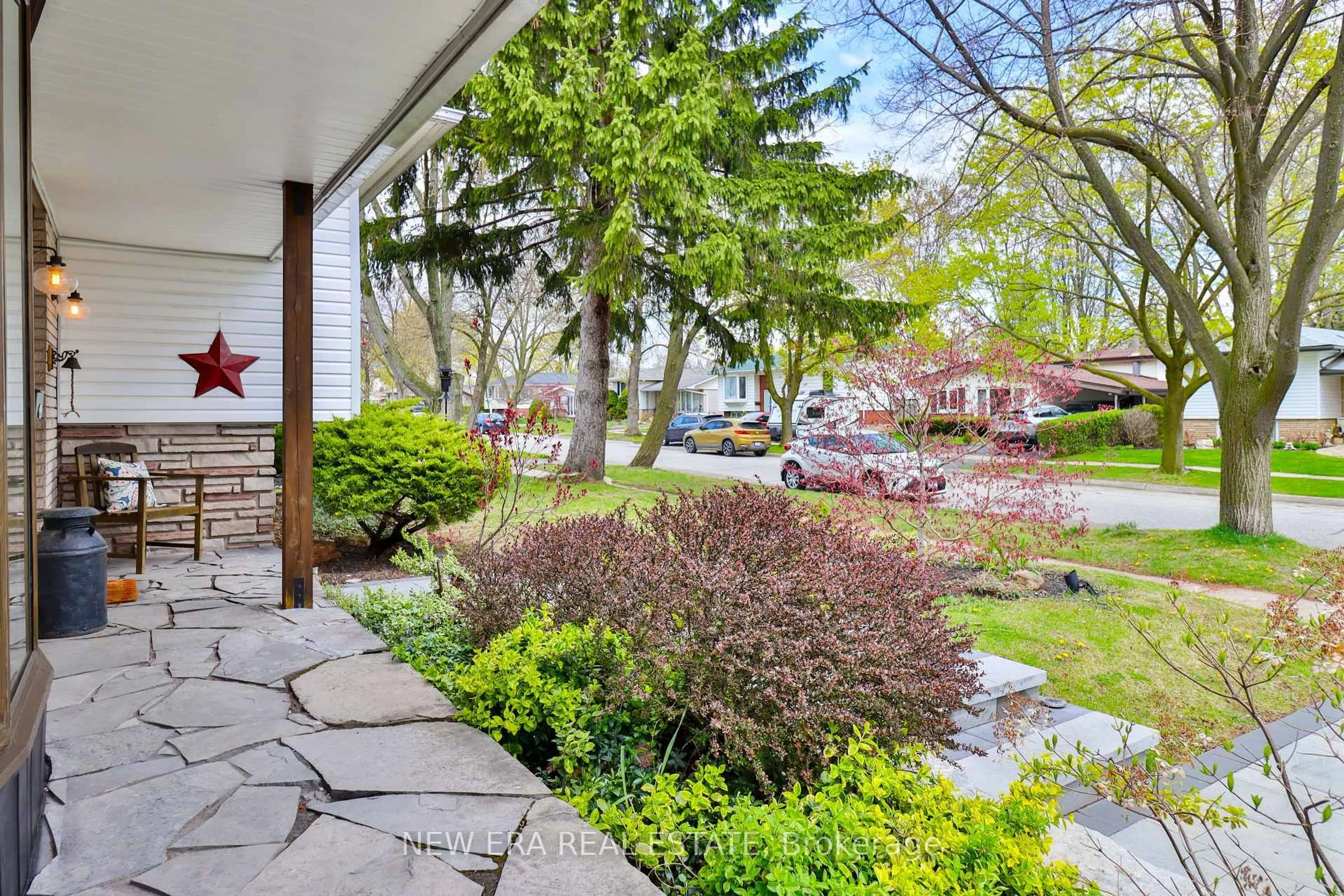 Patio, street for 630 Blue Forest Hill, Burlington Ontario L7L 4H3