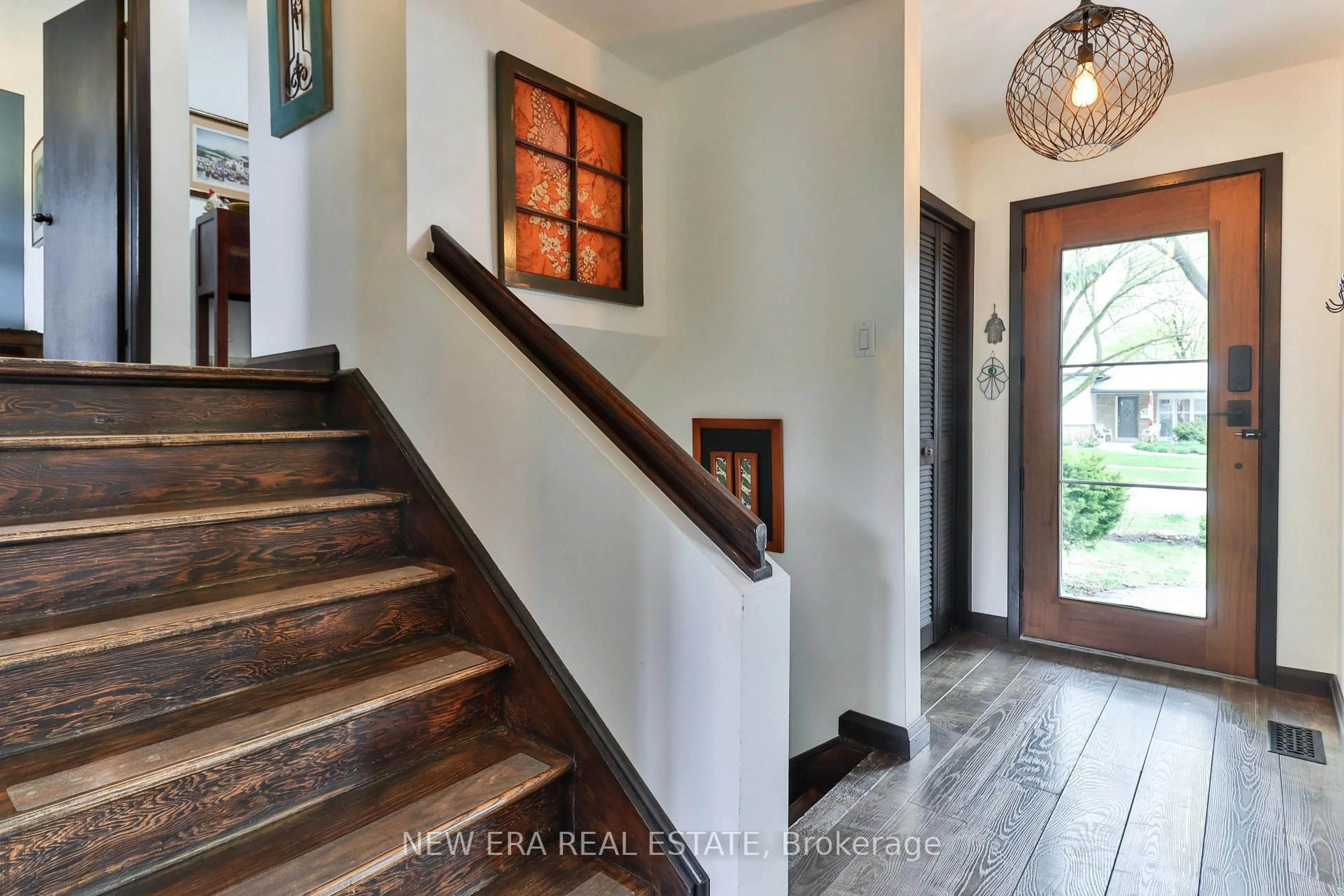 Indoor entryway for 630 Blue Forest Hill, Burlington Ontario L7L 4H3
