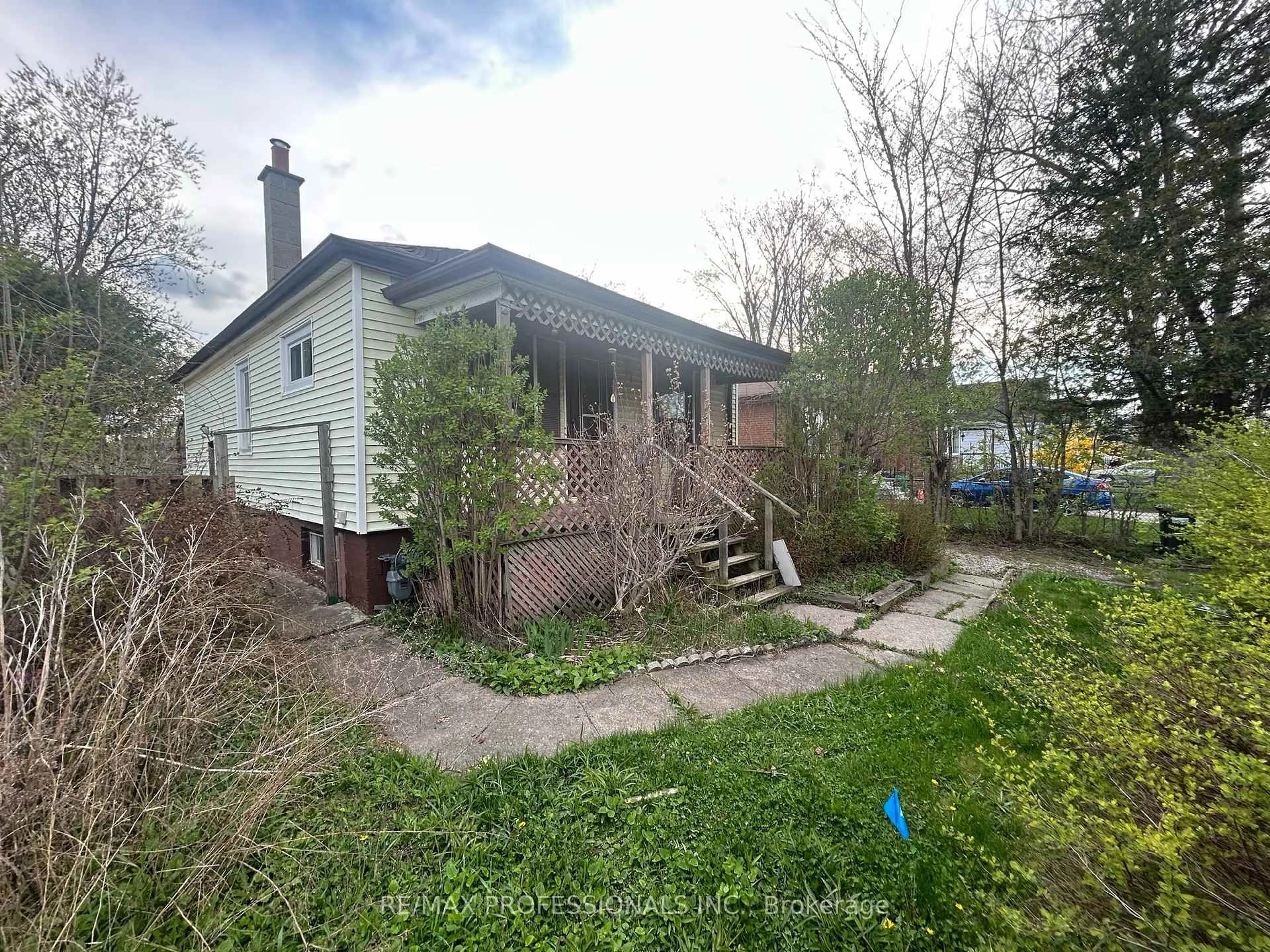 A pic from outside/outdoor area/front of a property/back of a property/a pic from drone, unknown for 1026 Edgeleigh Ave, Mississauga Ontario L5E 2G1
