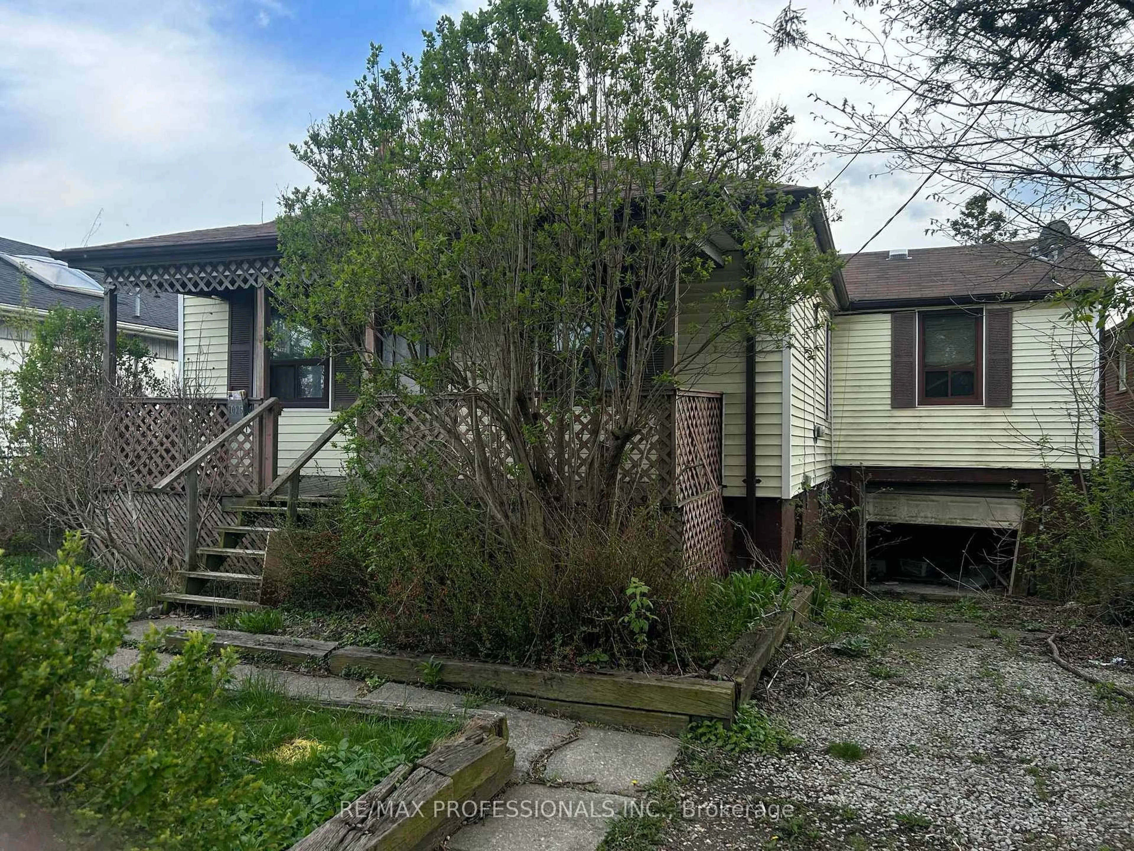 A pic from outside/outdoor area/front of a property/back of a property/a pic from drone, street for 1026 Edgeleigh Ave, Mississauga Ontario L5E 2G1