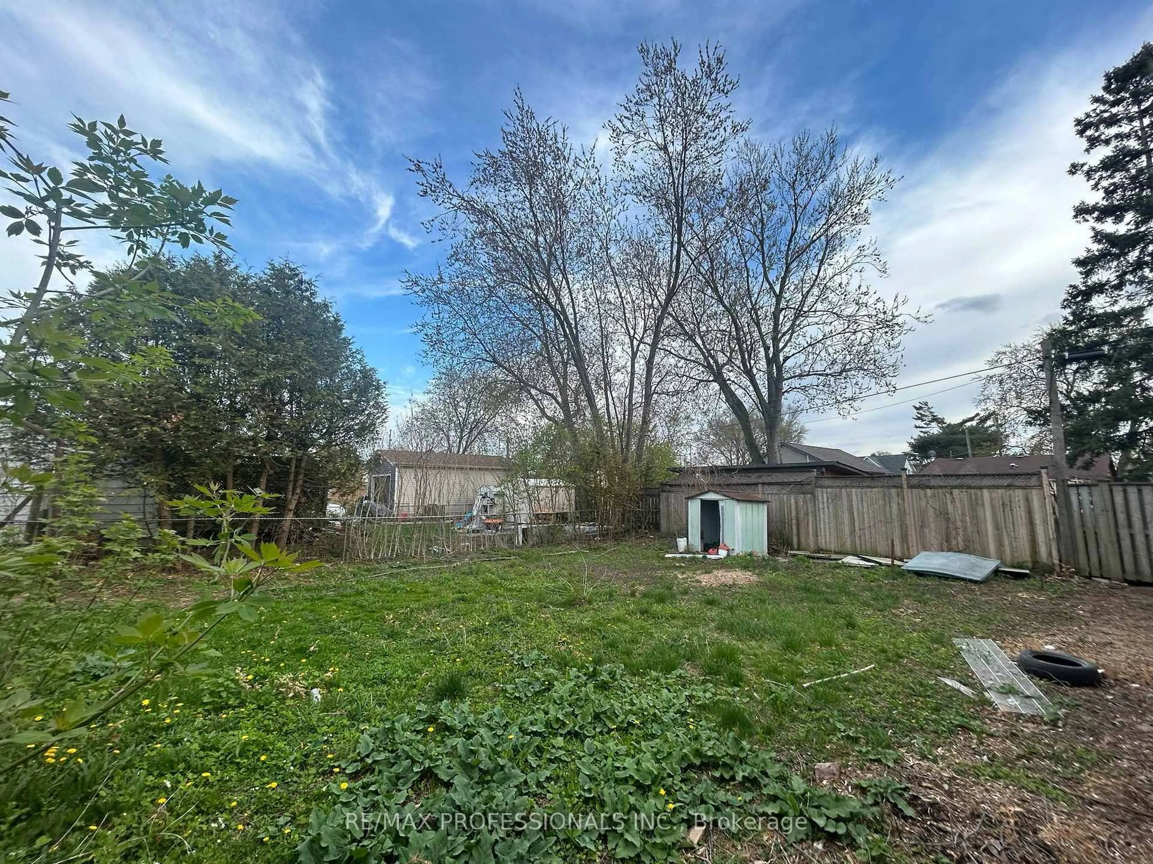 A pic from outside/outdoor area/front of a property/back of a property/a pic from drone, forest/trees view for 1026 Edgeleigh Ave, Mississauga Ontario L5E 2G1