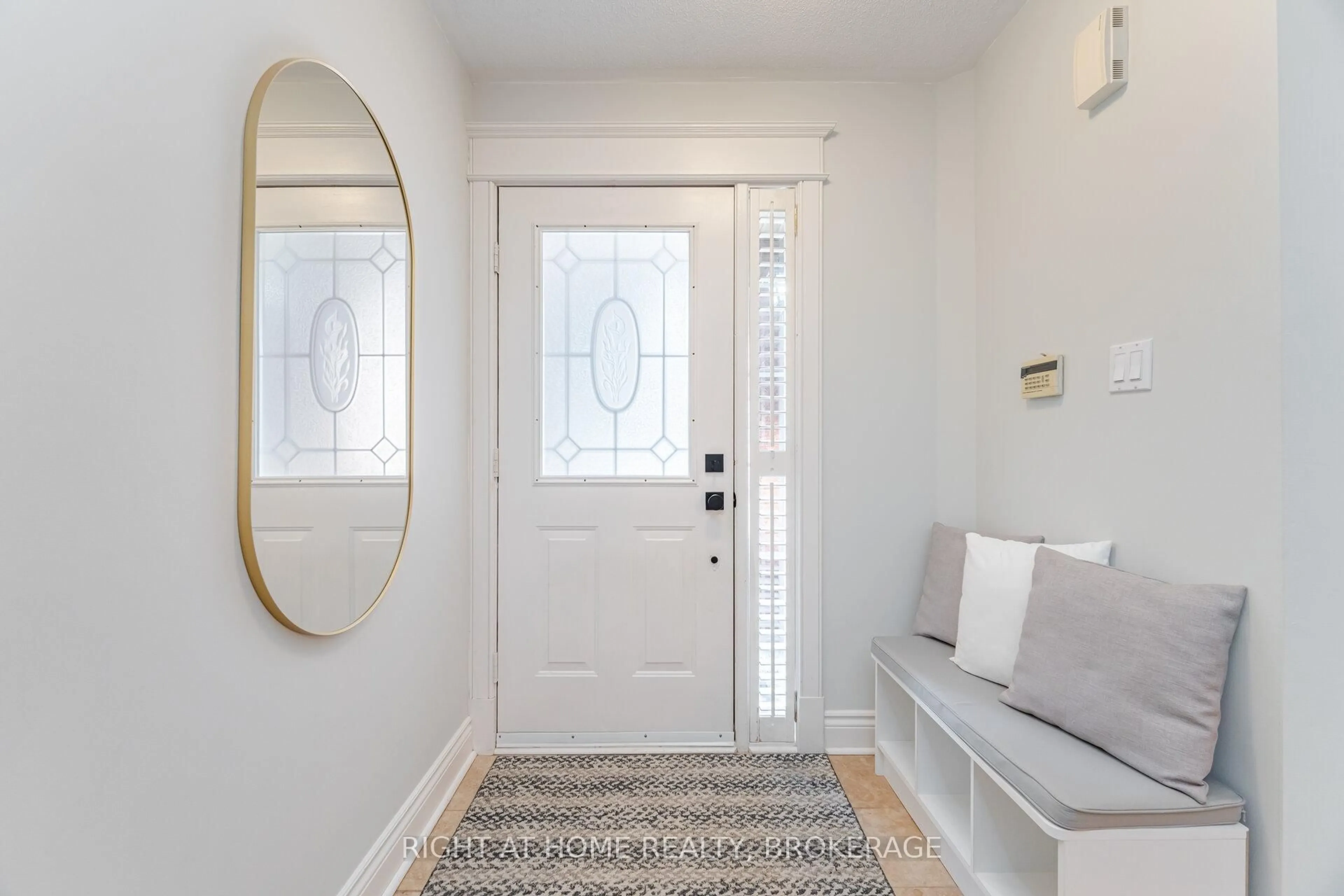 Indoor entryway for 2164 Shady Glen Rd, Oakville Ontario L6M 3N7