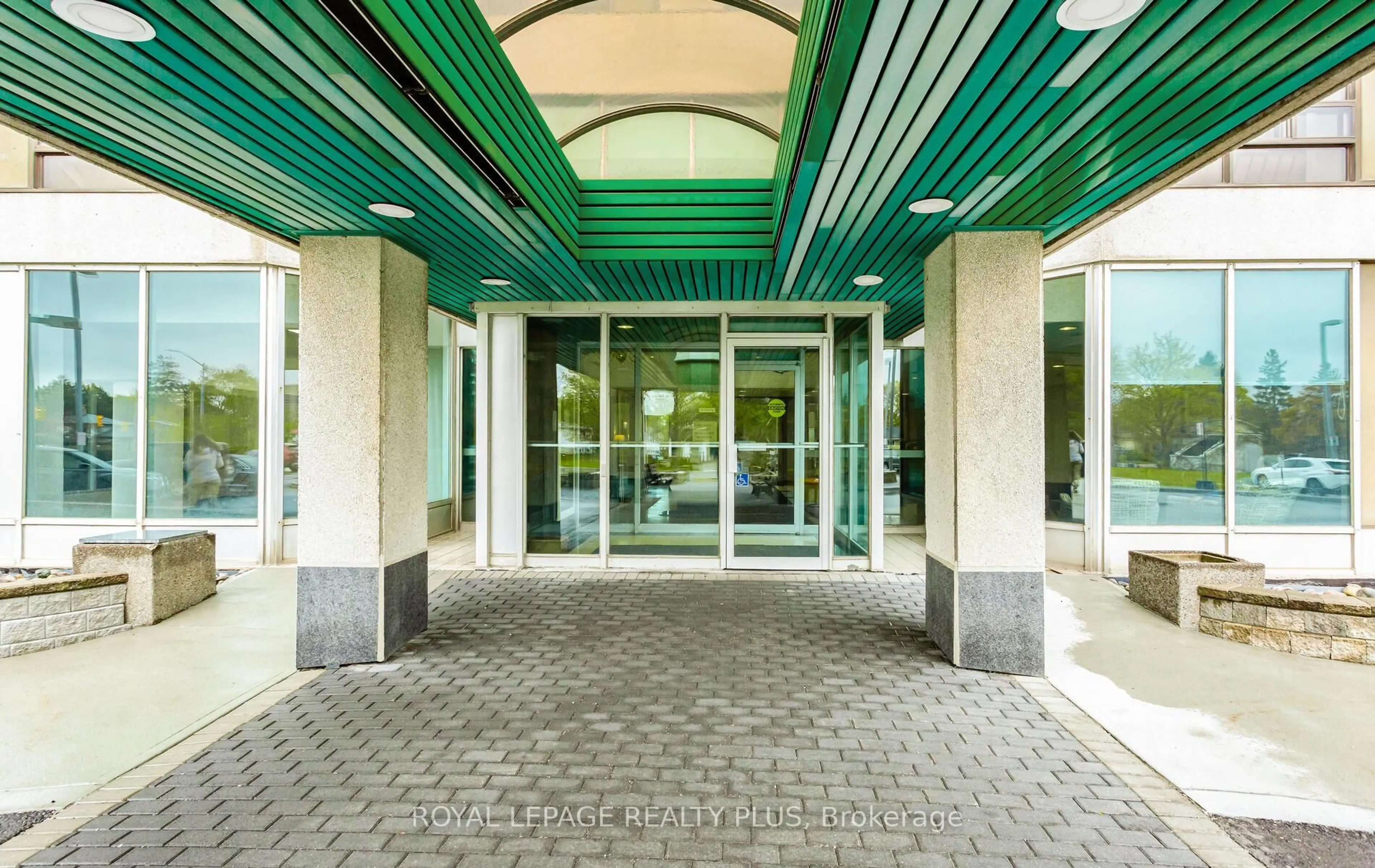 Indoor foyer for 320 Mill St #906, Brampton Ontario L6Y 3V2