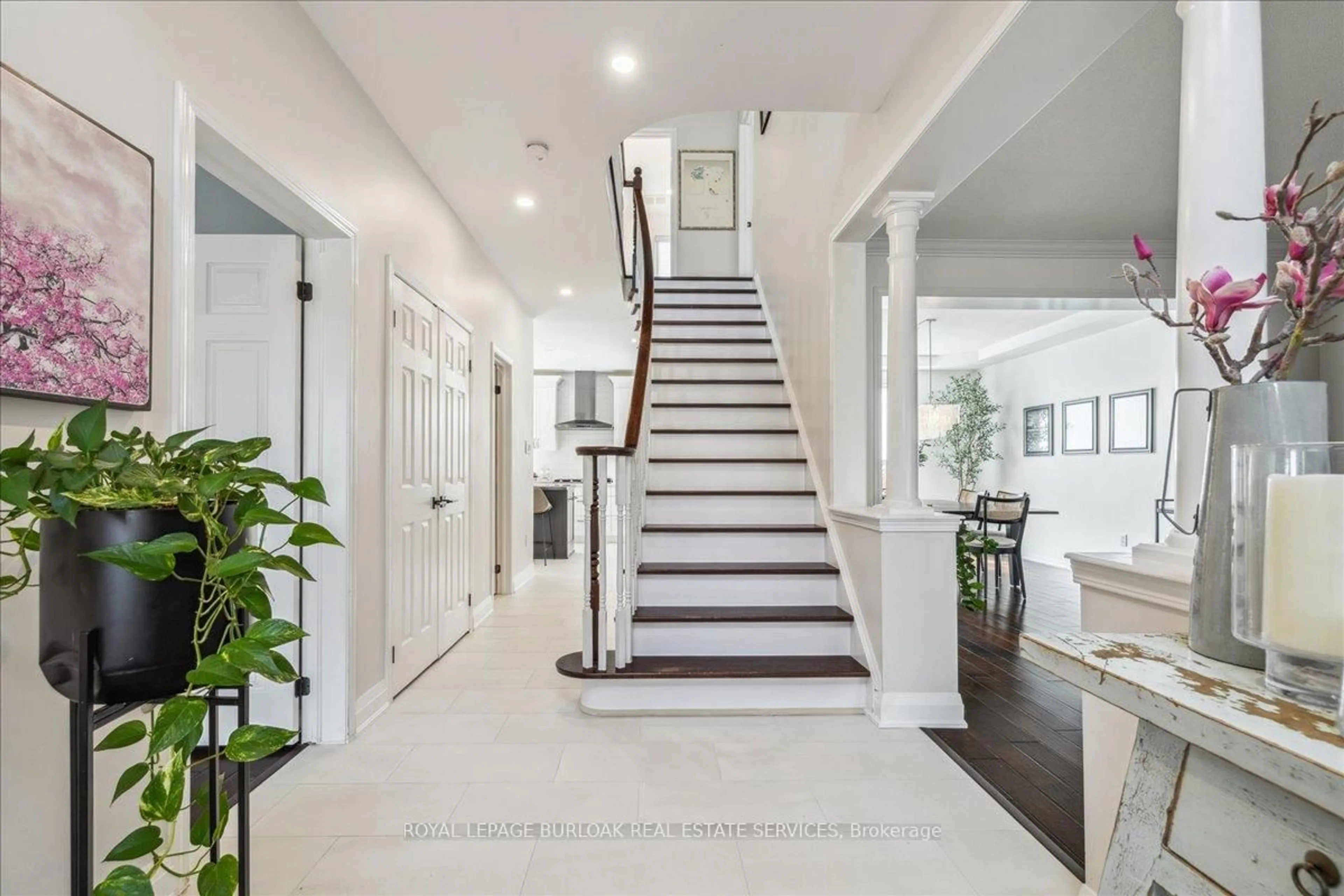 Indoor entryway for 2103 Novis Way, Burlington Ontario L7L 6M7