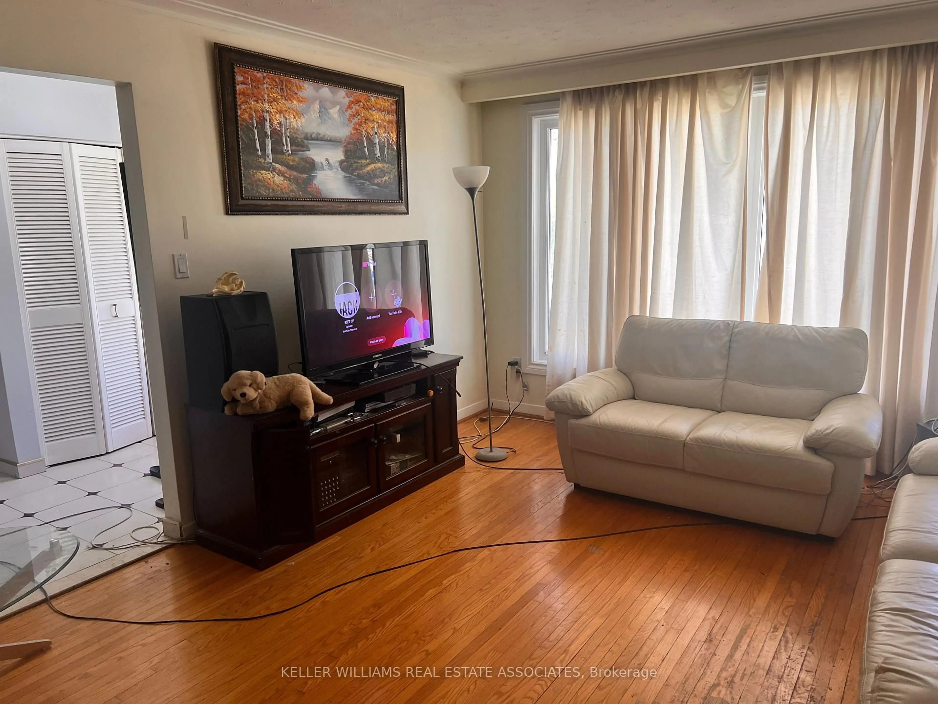 Living room with furniture, unknown for 47 Dovehouse Ave, Toronto Ontario M3J 1A3