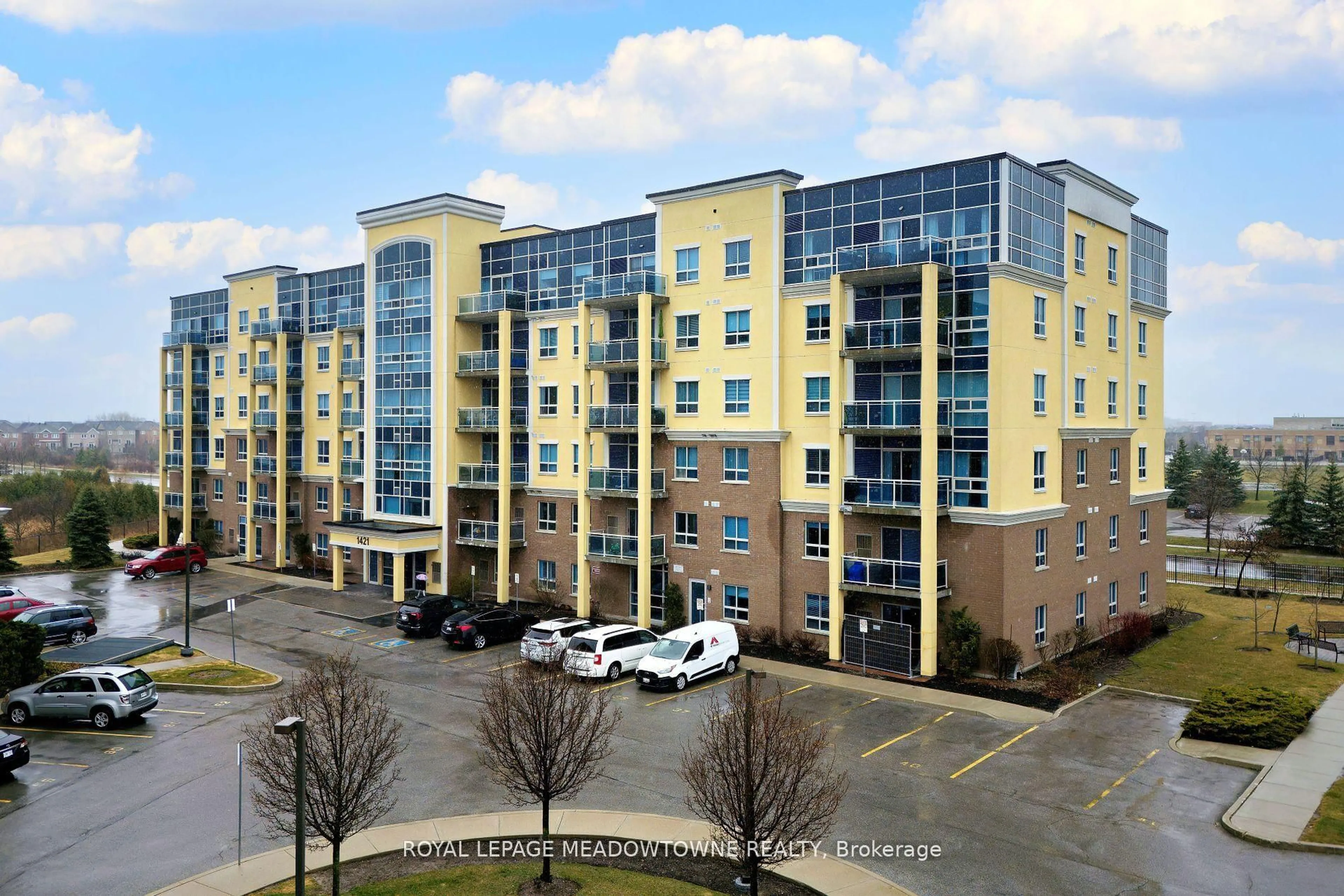 A pic from outside/outdoor area/front of a property/back of a property/a pic from drone, building for 1421 Costigan Rd #306, Milton Ontario L9T 2N4