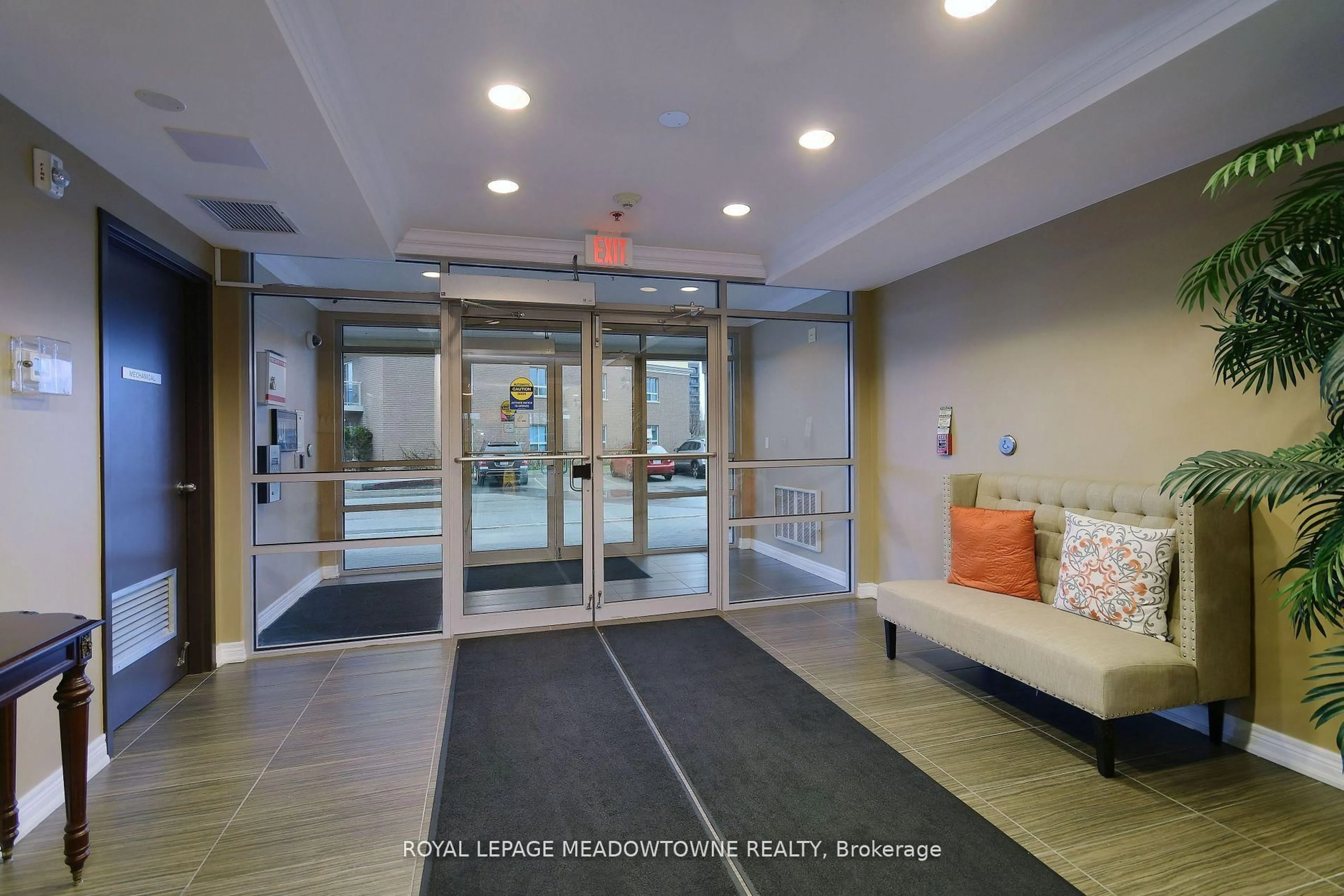 Indoor foyer for 1421 Costigan Rd #306, Milton Ontario L9T 2N4