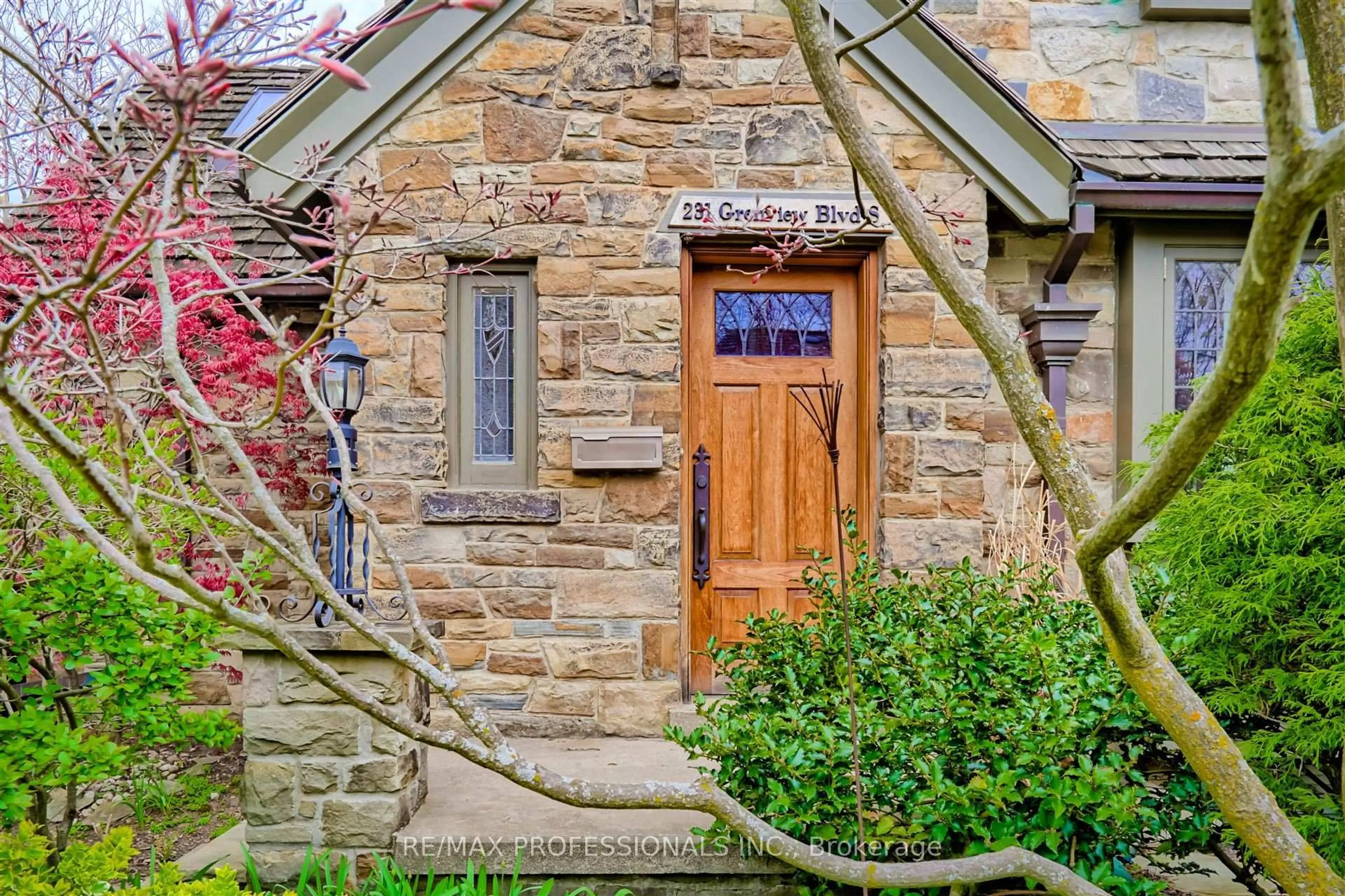 Indoor entryway for 231 Grenview Blvd, Toronto Ontario M8Y 3V2