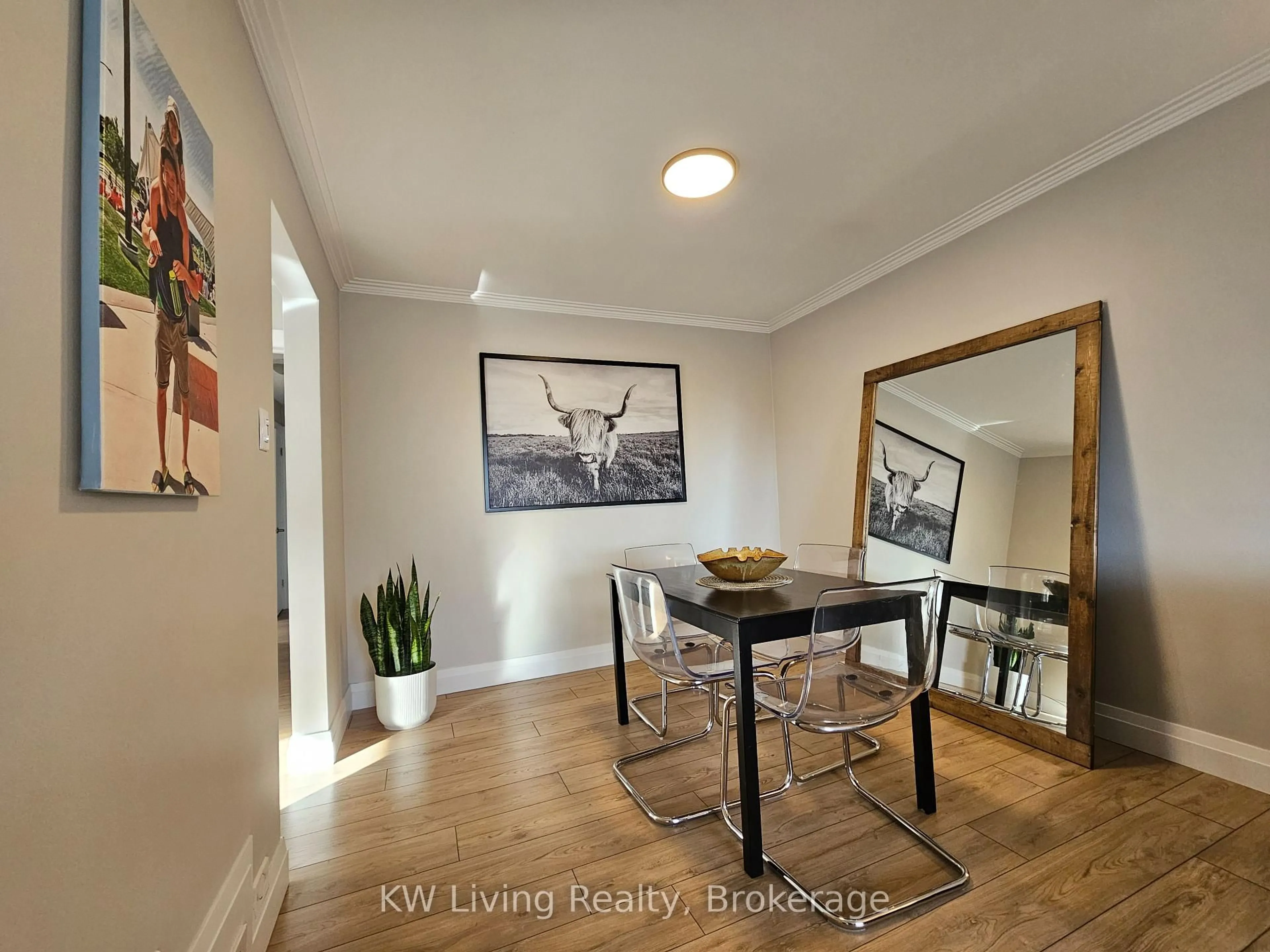 Dining room, wood/laminate floor for 3403 Ellengale Dr, Mississauga Ontario L5C 1Z5