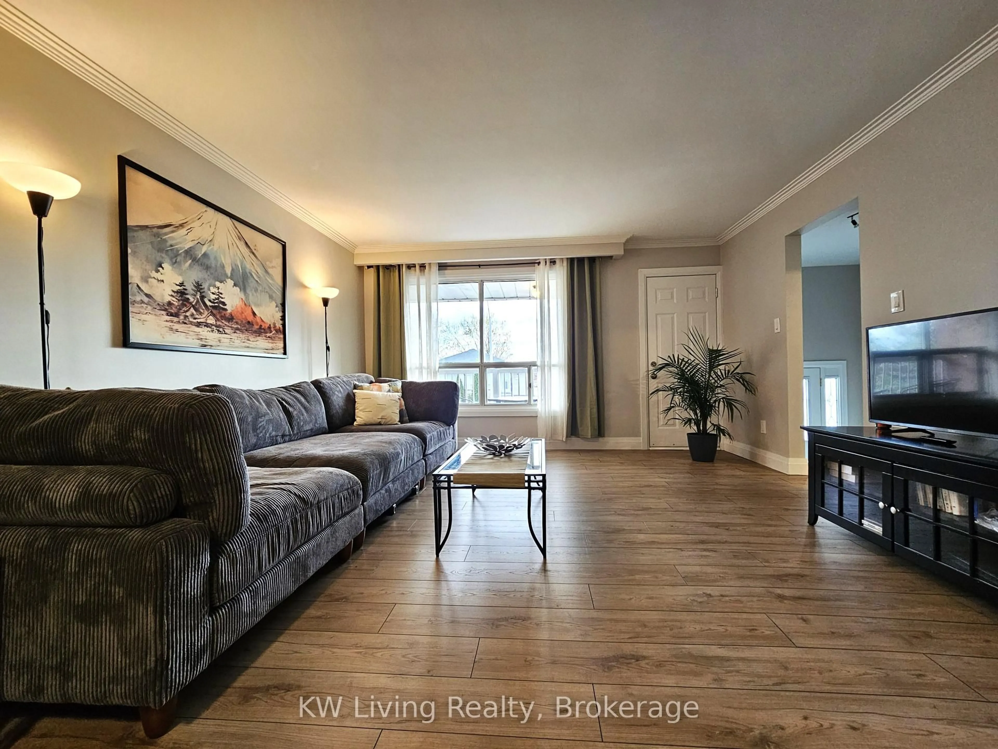 Living room with furniture, wood/laminate floor for 3403 Ellengale Dr, Mississauga Ontario L5C 1Z5