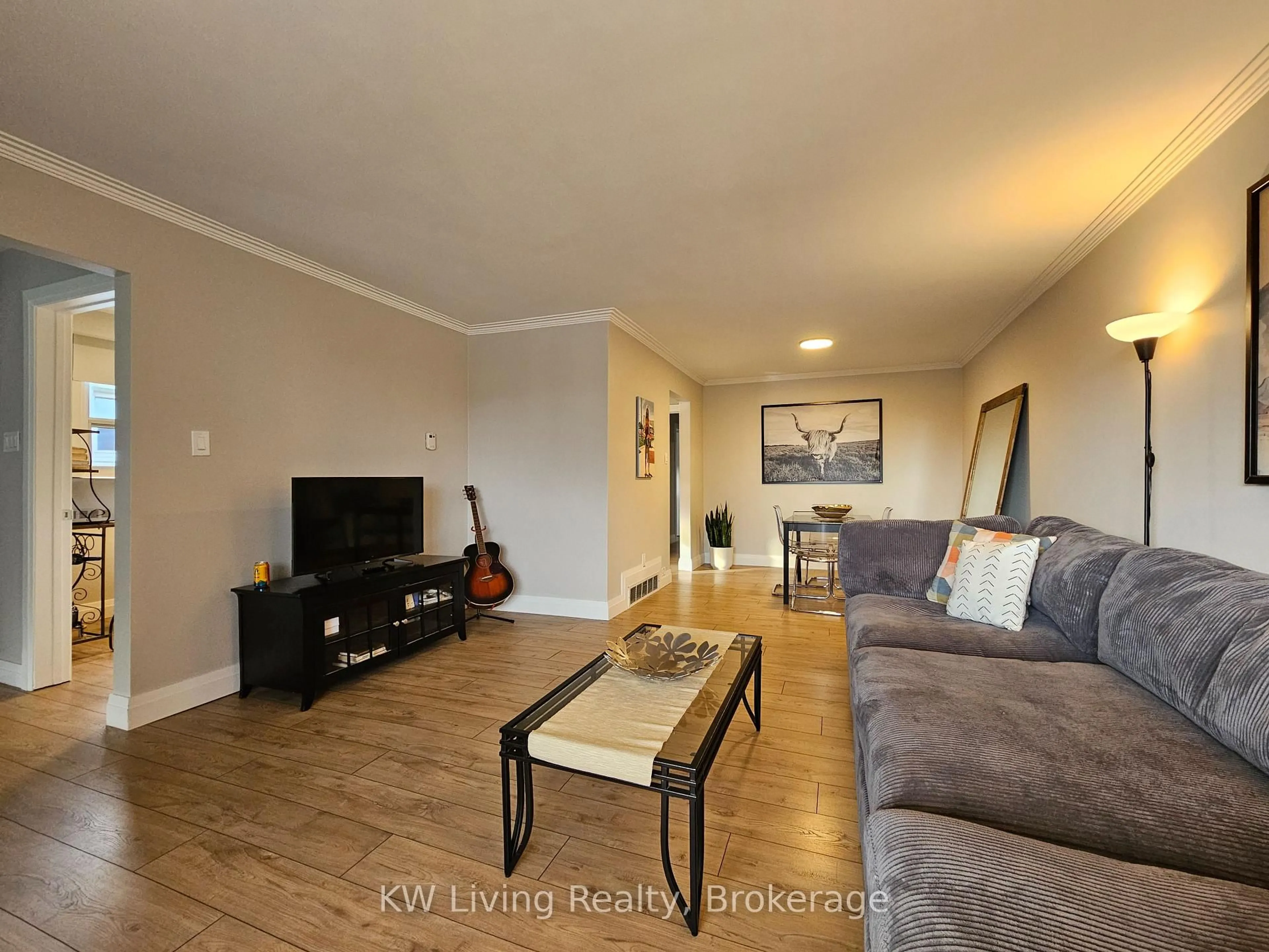 Living room with furniture, wood/laminate floor for 3403 Ellengale Dr, Mississauga Ontario L5C 1Z5