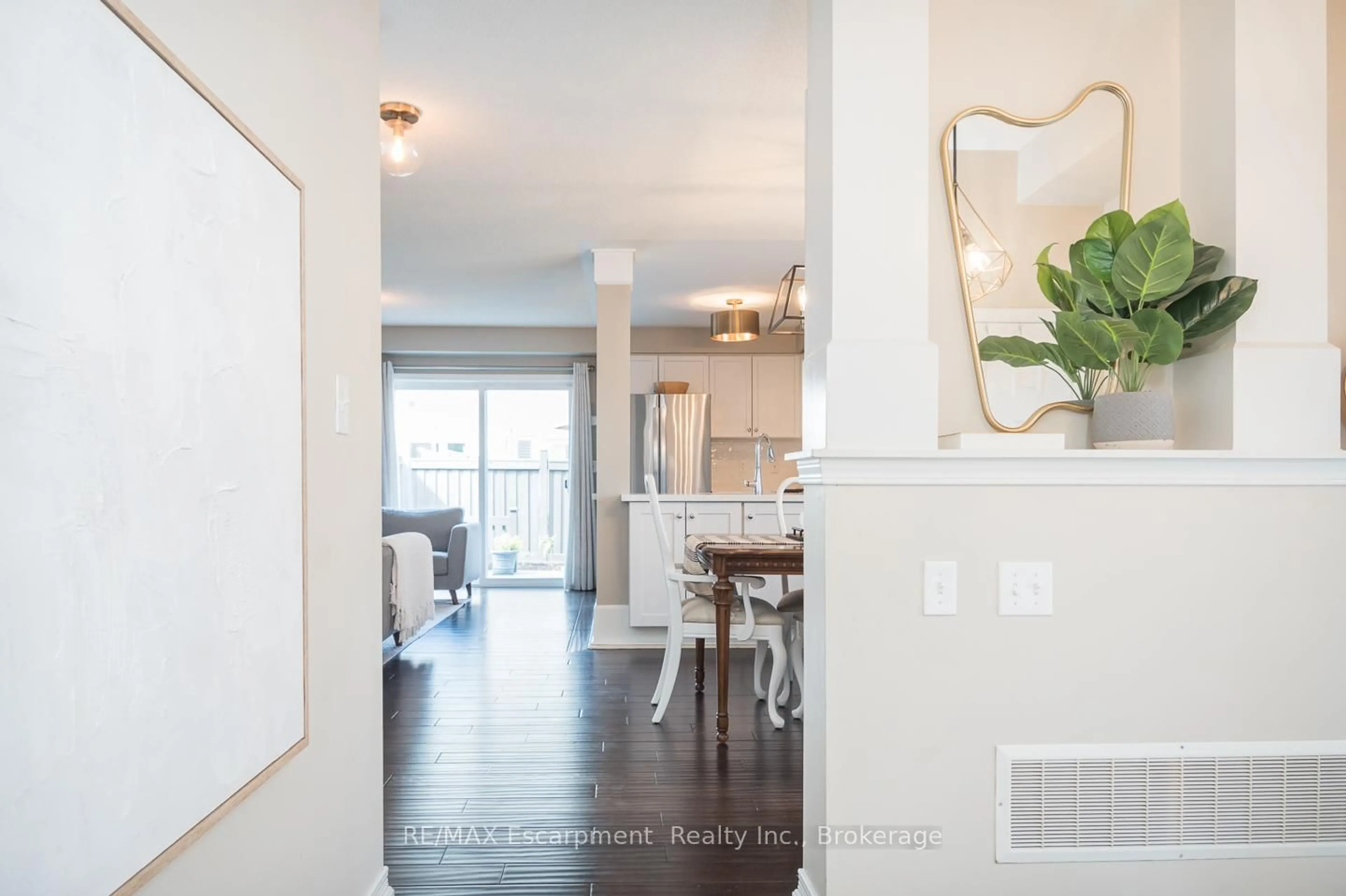 Indoor entryway for 4205 Cole Cres, Burlington Ontario L7M 0M6