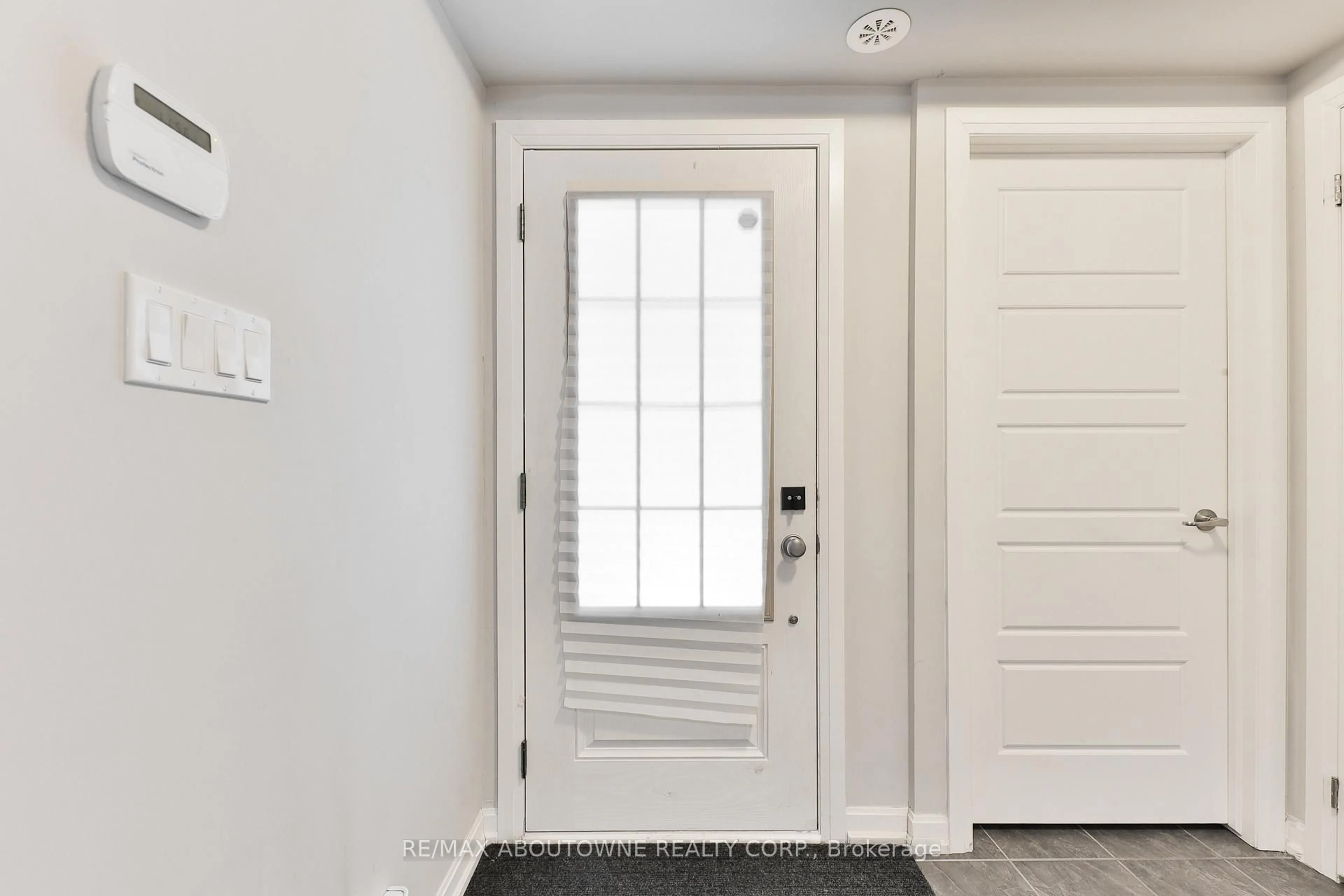 Indoor entryway for 299 Jemima Dr, Oakville Ontario L6M 0V6