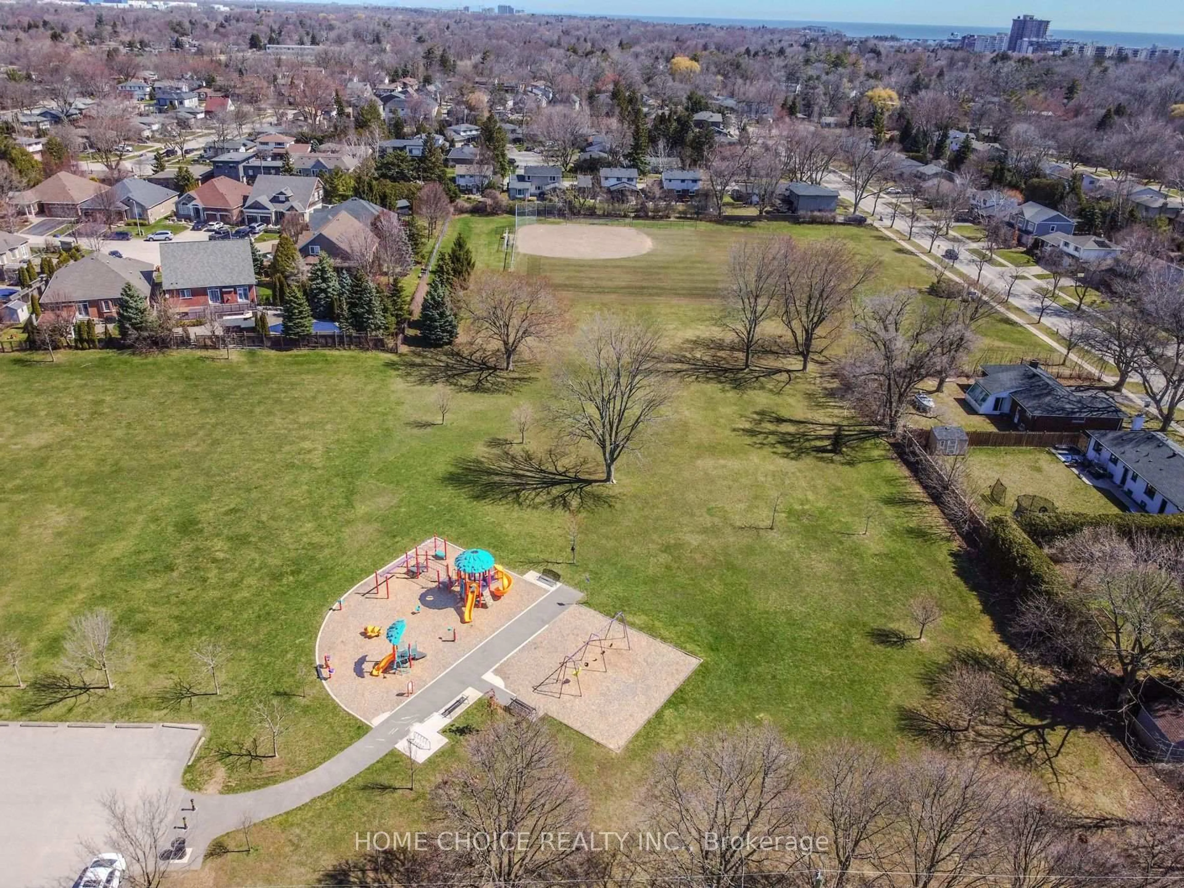 A pic from outside/outdoor area/front of a property/back of a property/a pic from drone, mountain view for 302 Tuck Dr, Burlington Ontario L7L 2R1