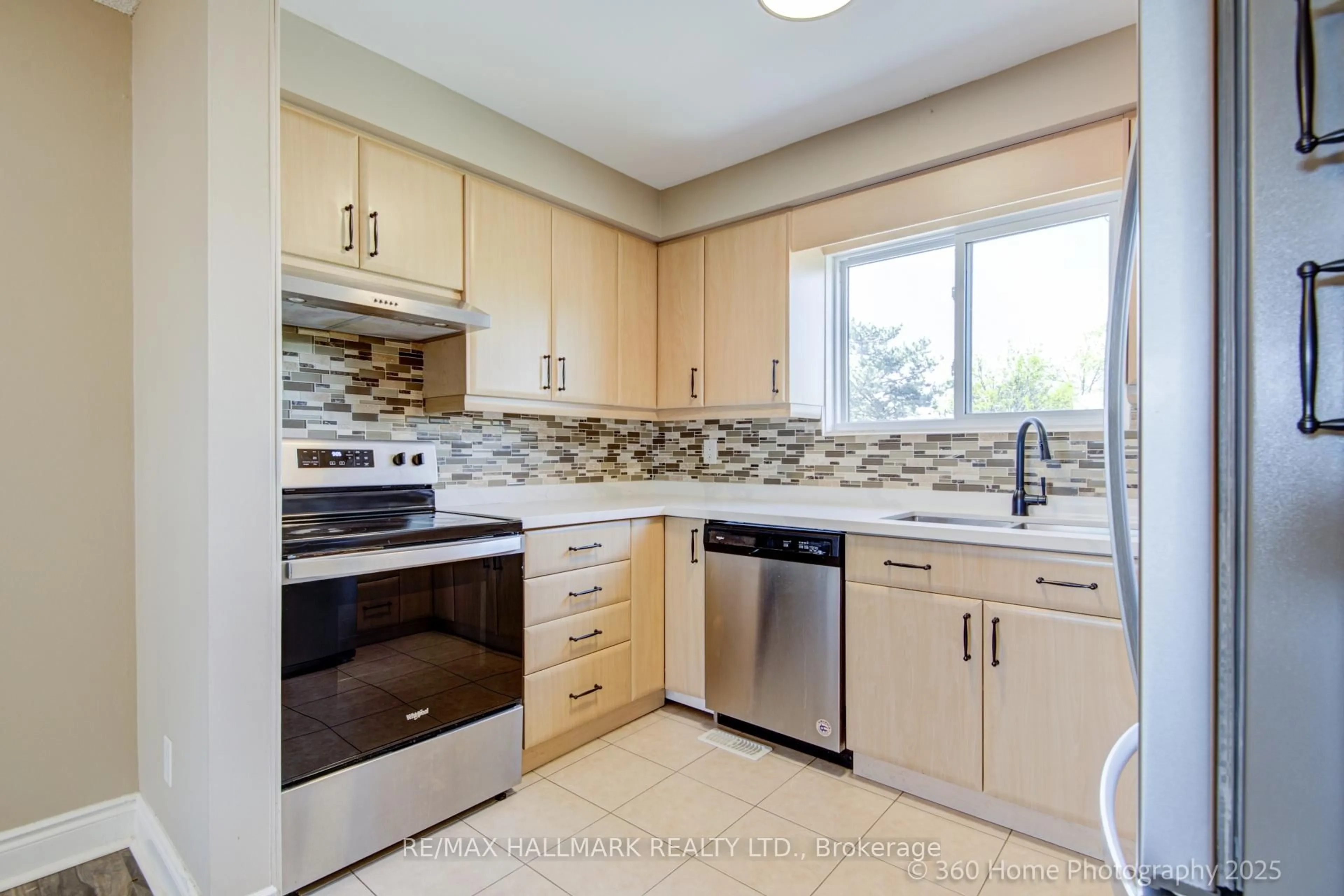 Standard kitchen, unknown for 16 Dawson Cres, Brampton Ontario L6V 3M5