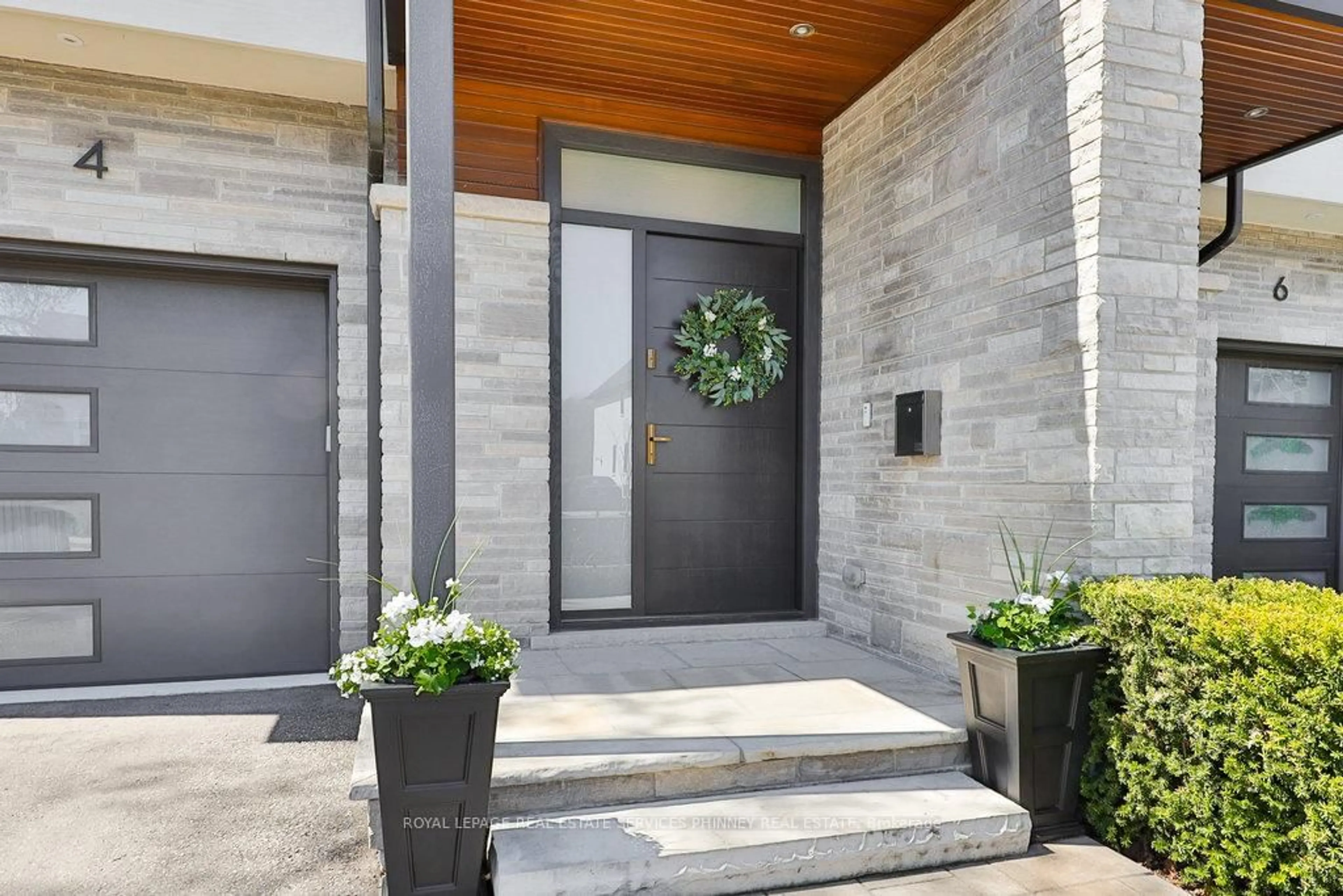 Indoor entryway for 4 Tecumseth Ave, Mississauga Ontario L5G 1K6