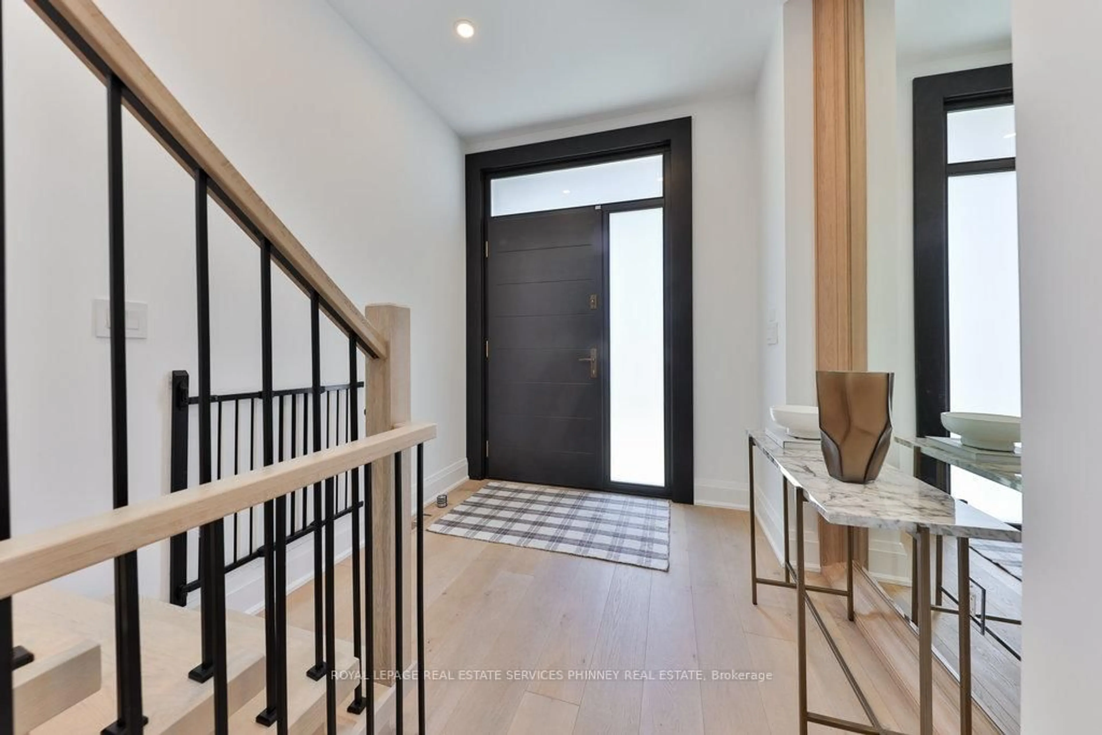 Indoor foyer for 4 Tecumseth Ave, Mississauga Ontario L5G 1K6