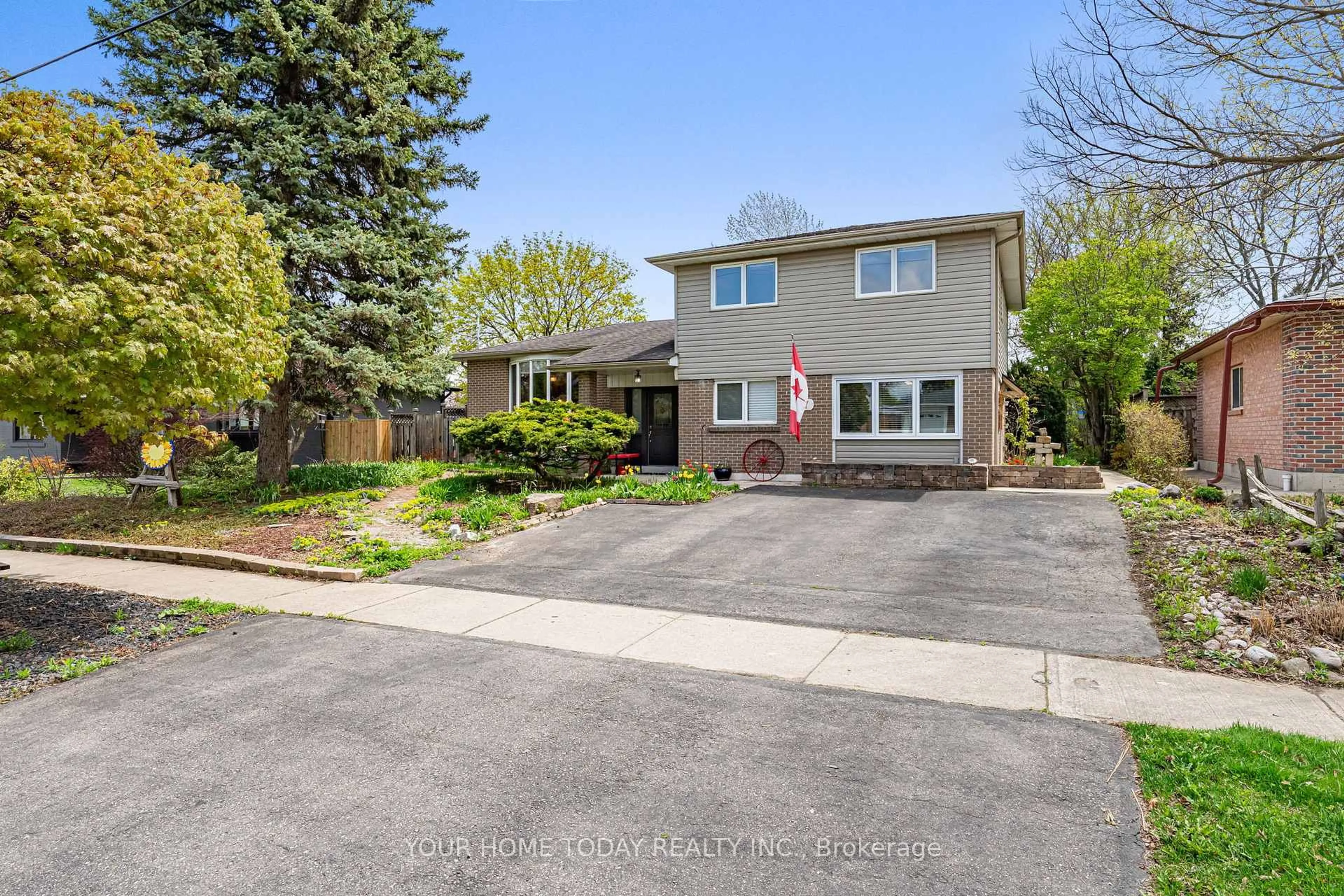 A pic from outside/outdoor area/front of a property/back of a property/a pic from drone, street for 47 Irwin Cres, Halton Hills Ontario L7G 1E7