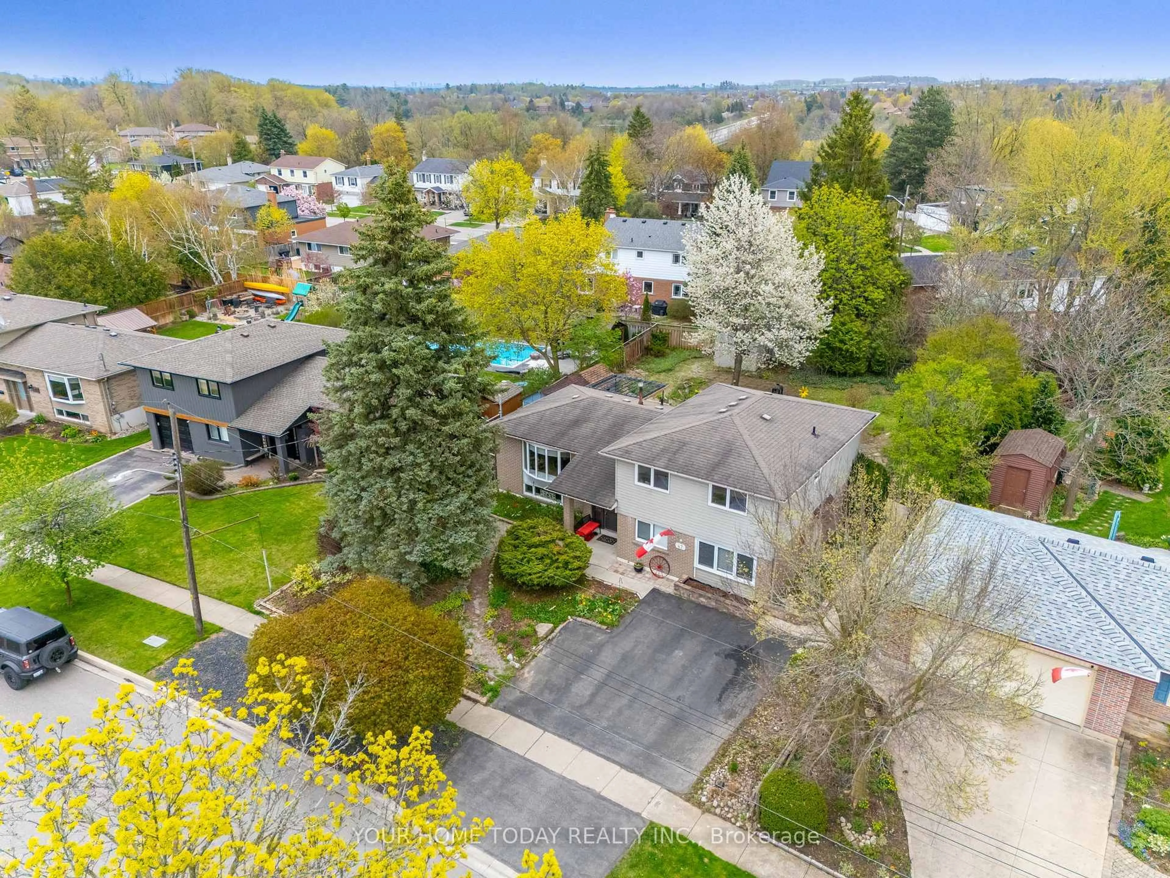 A pic from outside/outdoor area/front of a property/back of a property/a pic from drone, street for 47 Irwin Cres, Halton Hills Ontario L7G 1E7