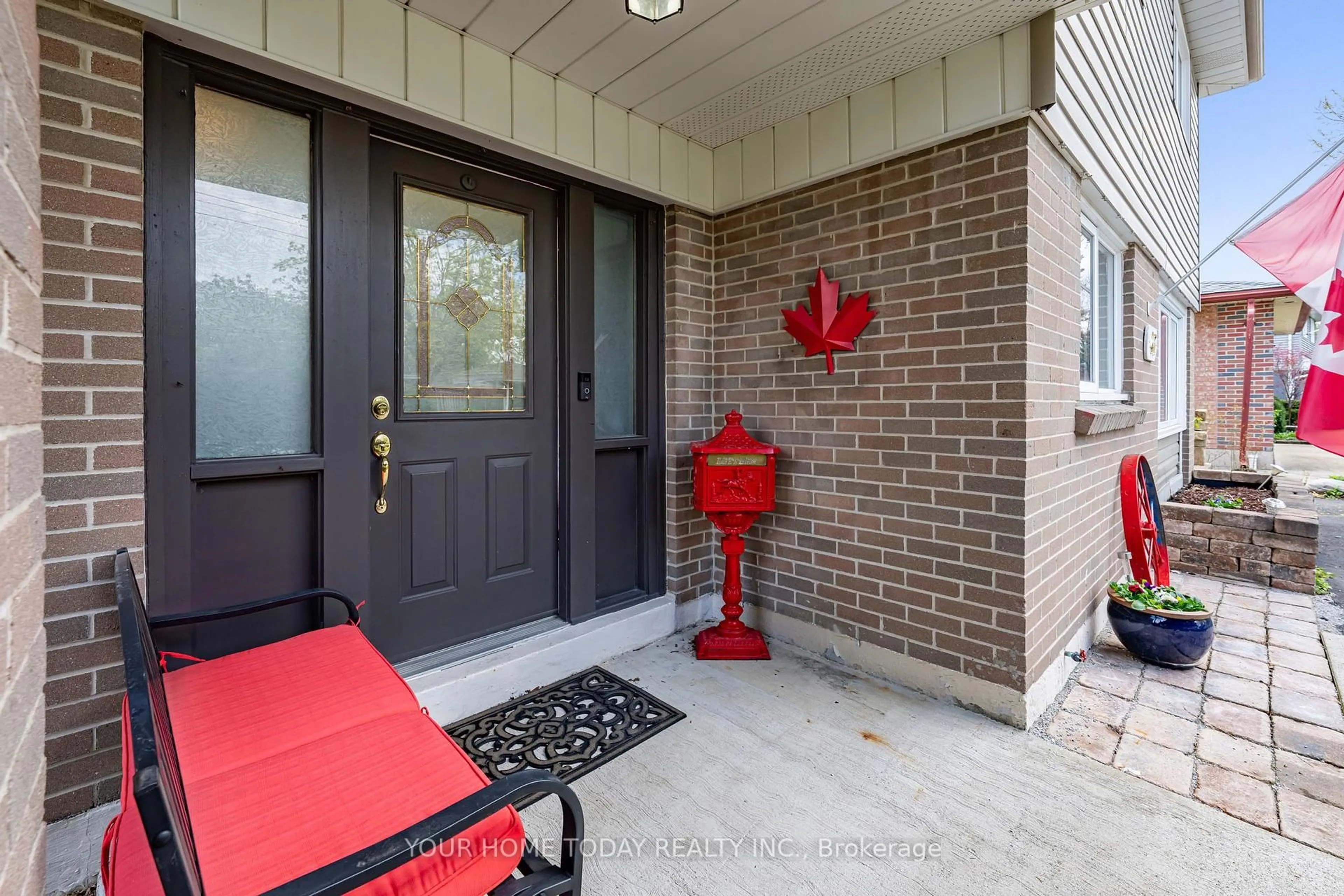 Indoor entryway for 47 Irwin Cres, Halton Hills Ontario L7G 1E7
