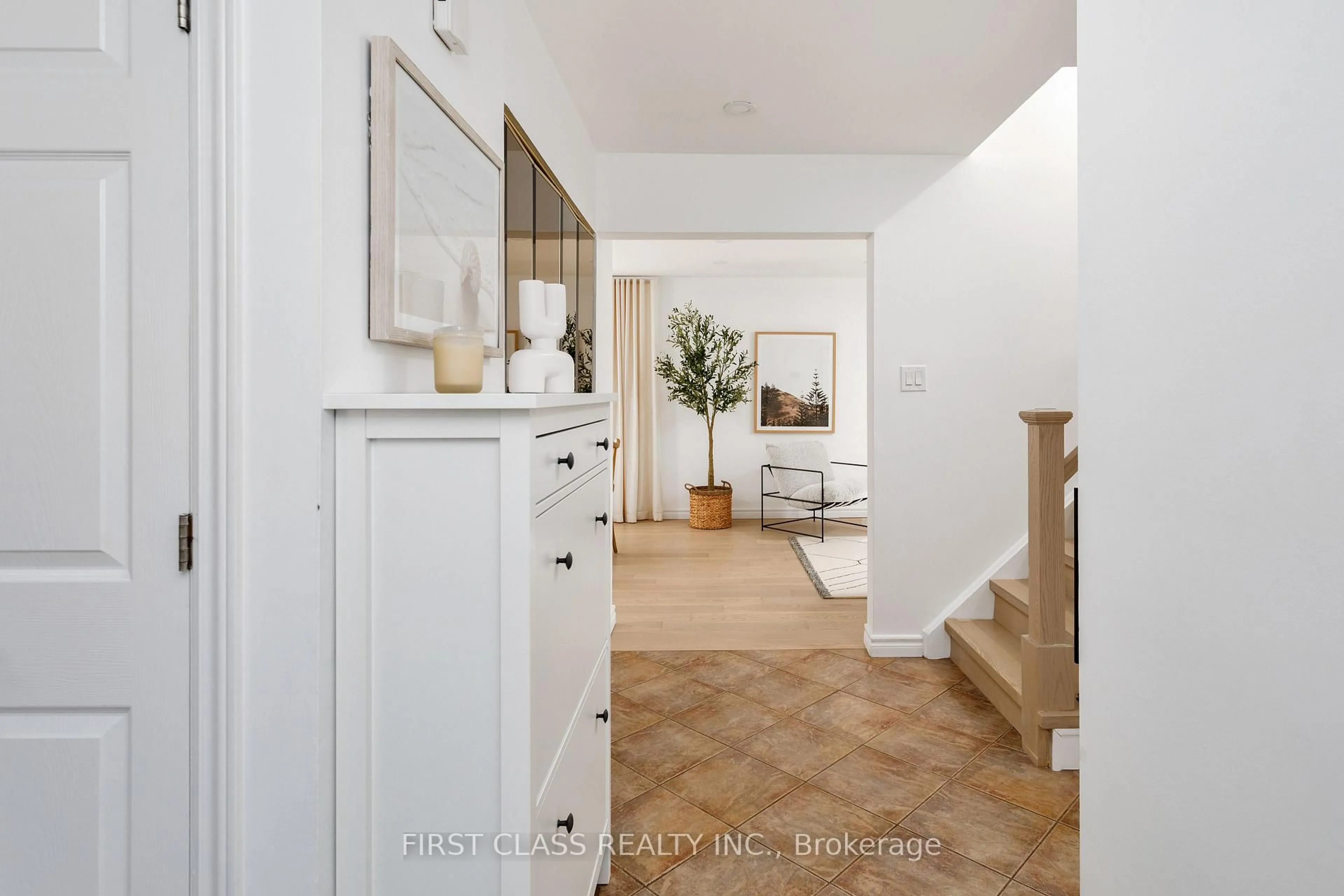 Indoor entryway for 4240 TAFFEY Cres, Mississauga Ontario L5L 2J2