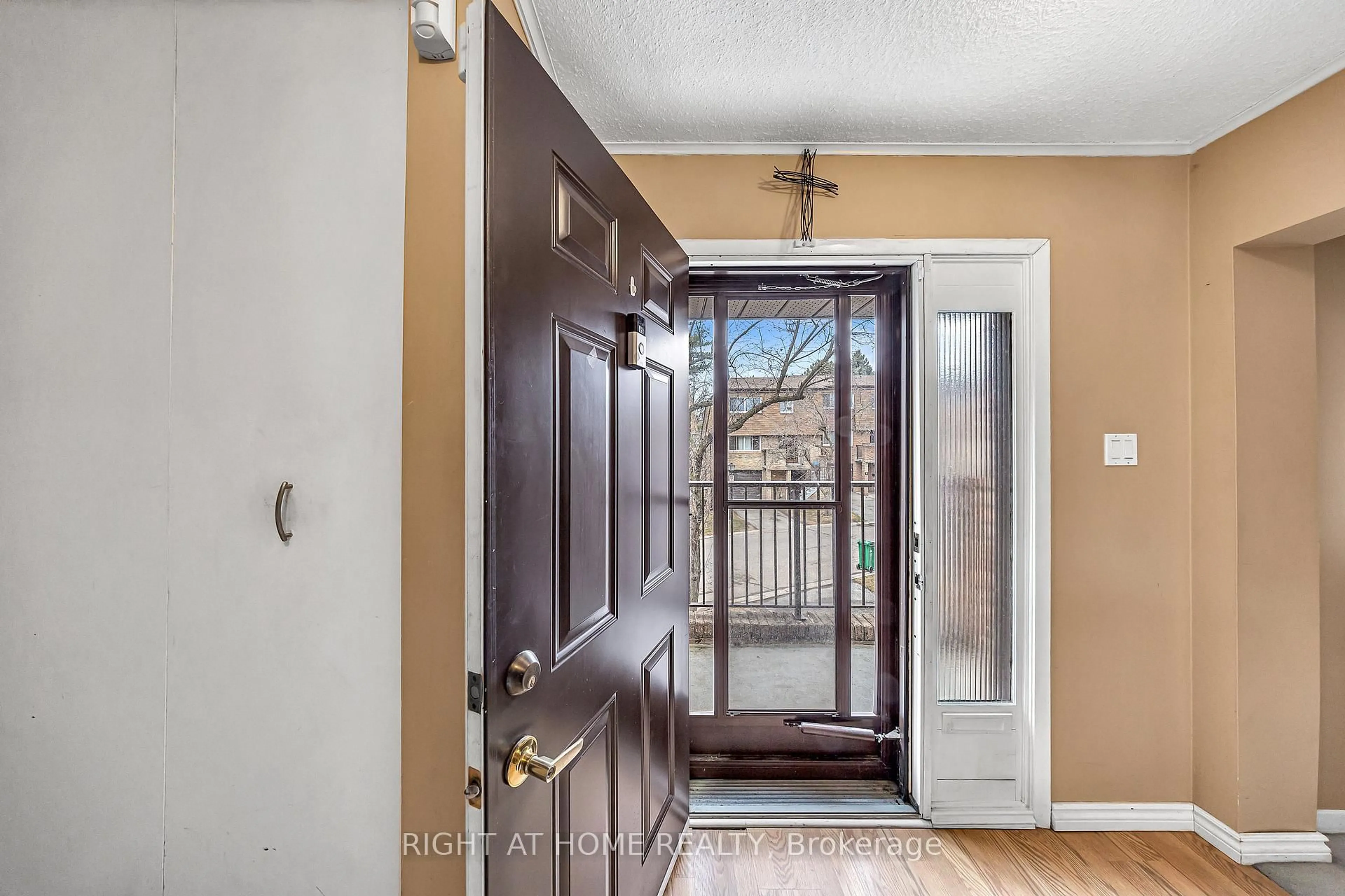 Indoor entryway for 7030 Copenhagen Rd #51, Mississauga Ontario L5N 2P3