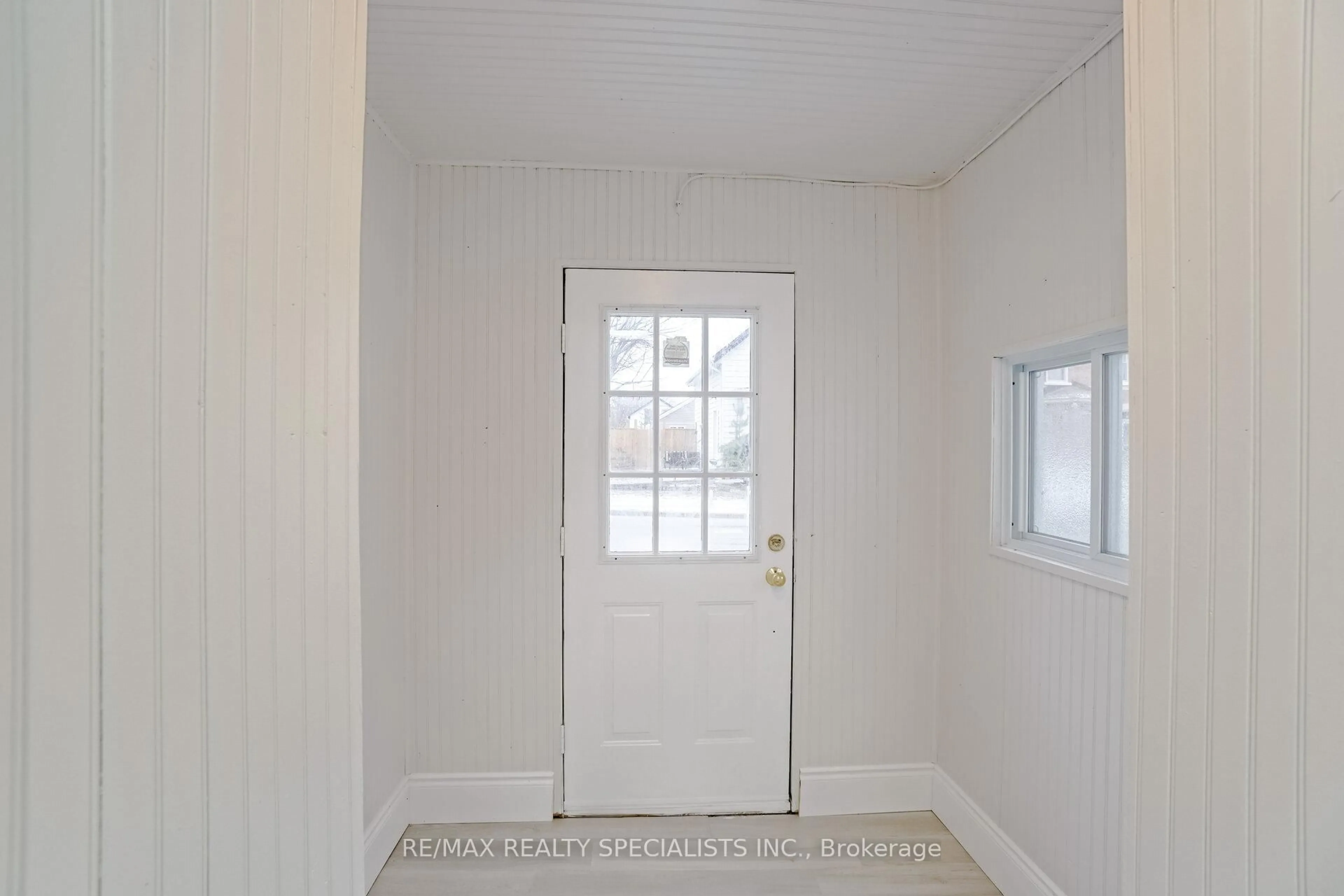 Indoor entryway for 86 Mill St, Orangeville Ontario L9W 2M7